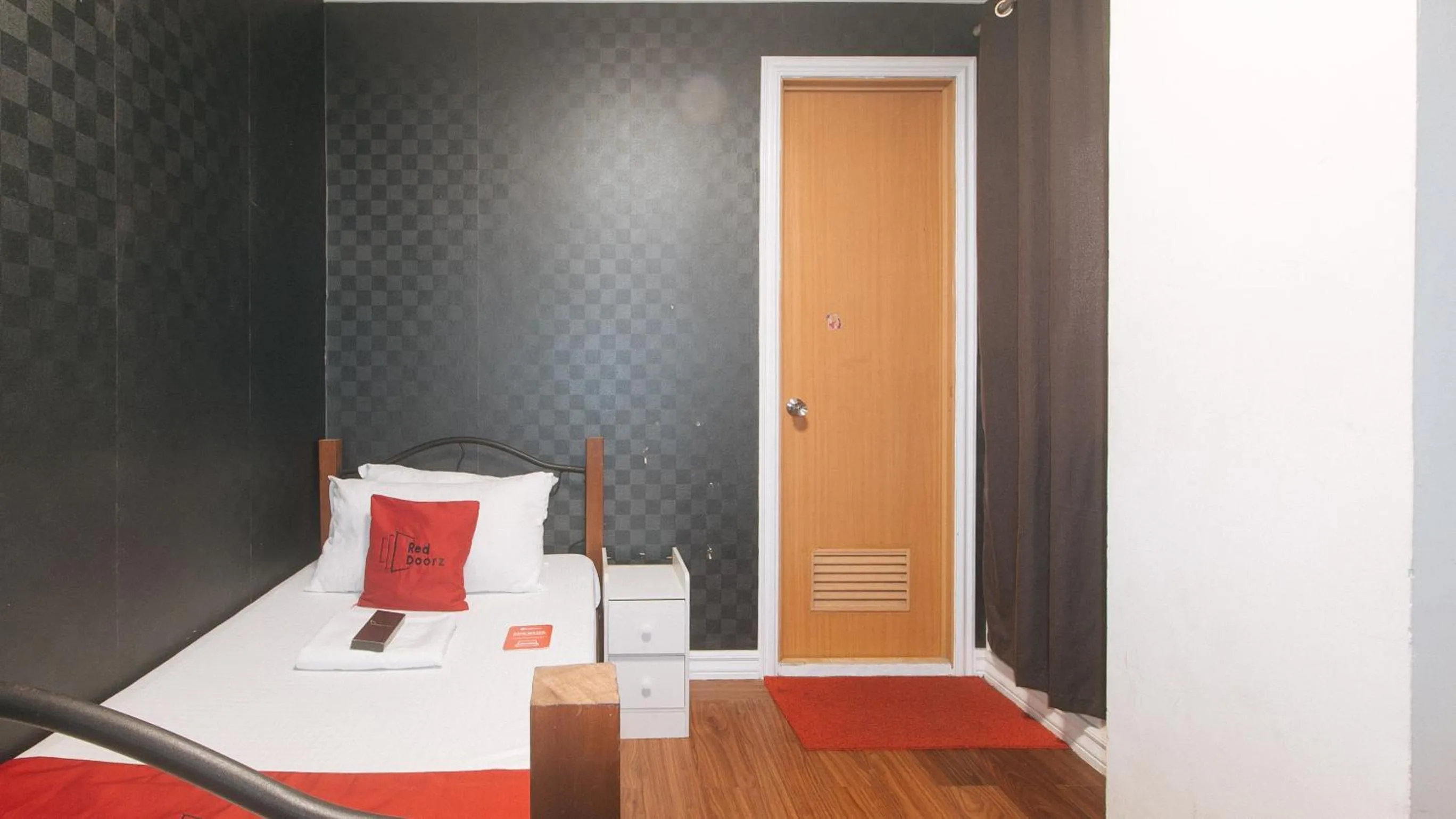 Photo of the whole room, Bed in RedDoorz at Emperor Manila Boutique Hotel