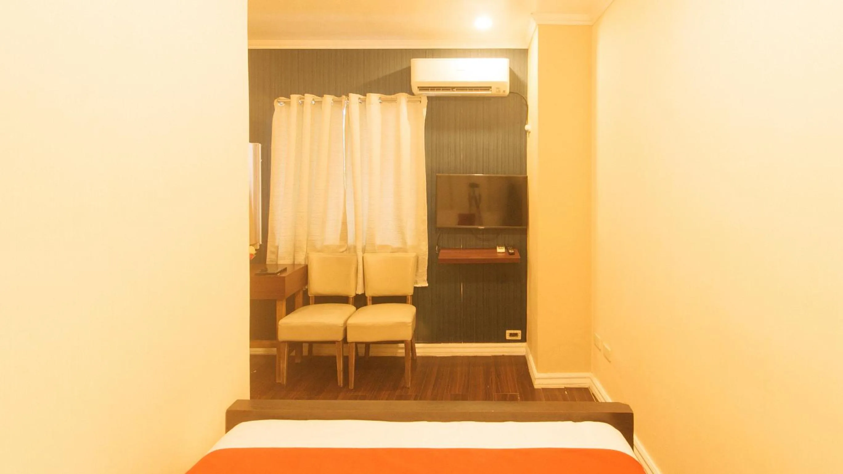 air conditioner, Bed in RedDoorz at Emperor Manila Boutique Hotel