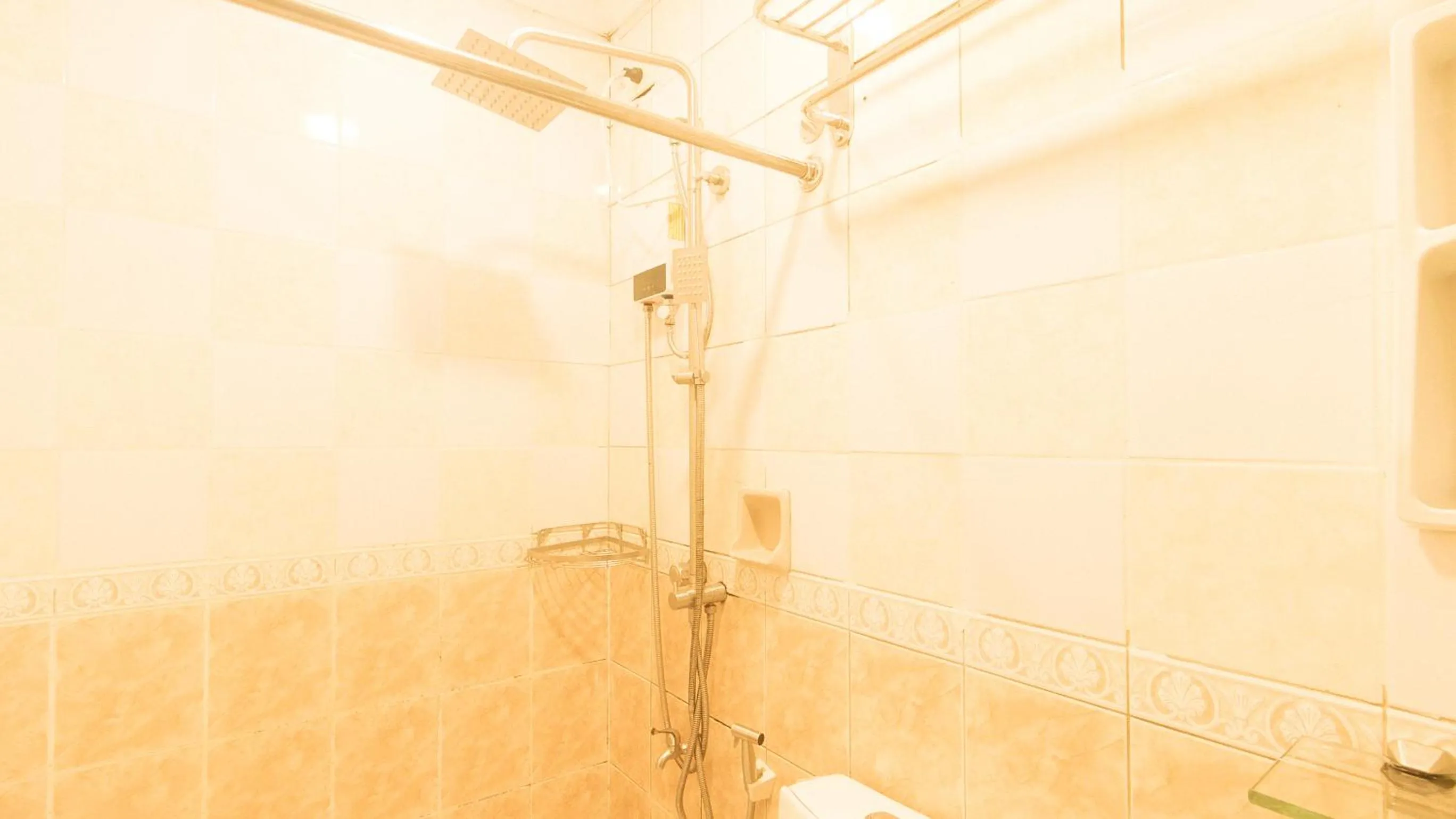 Shower in RedDoorz at Emperor Manila Boutique Hotel