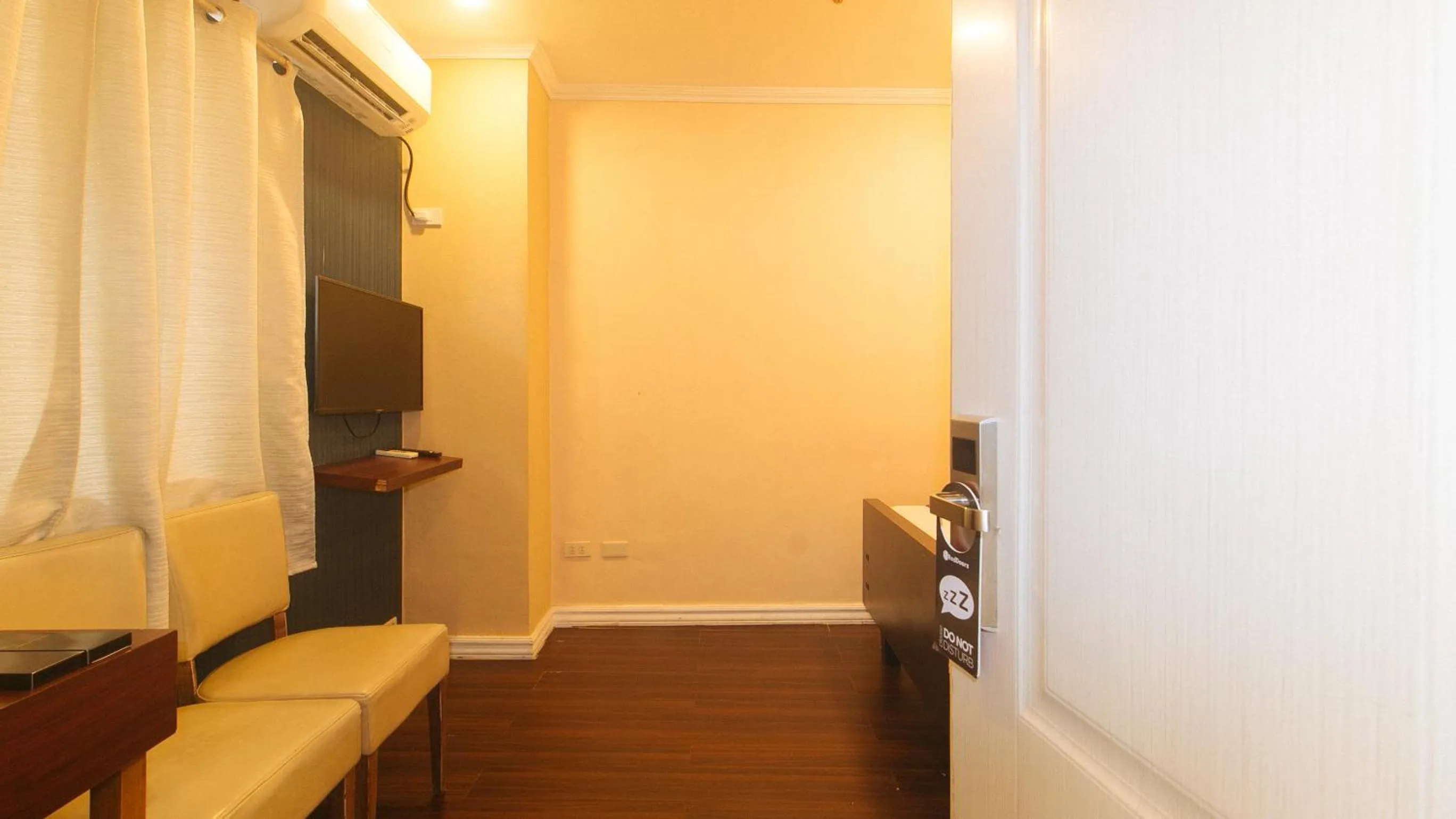 wardrobe in RedDoorz at Emperor Manila Boutique Hotel