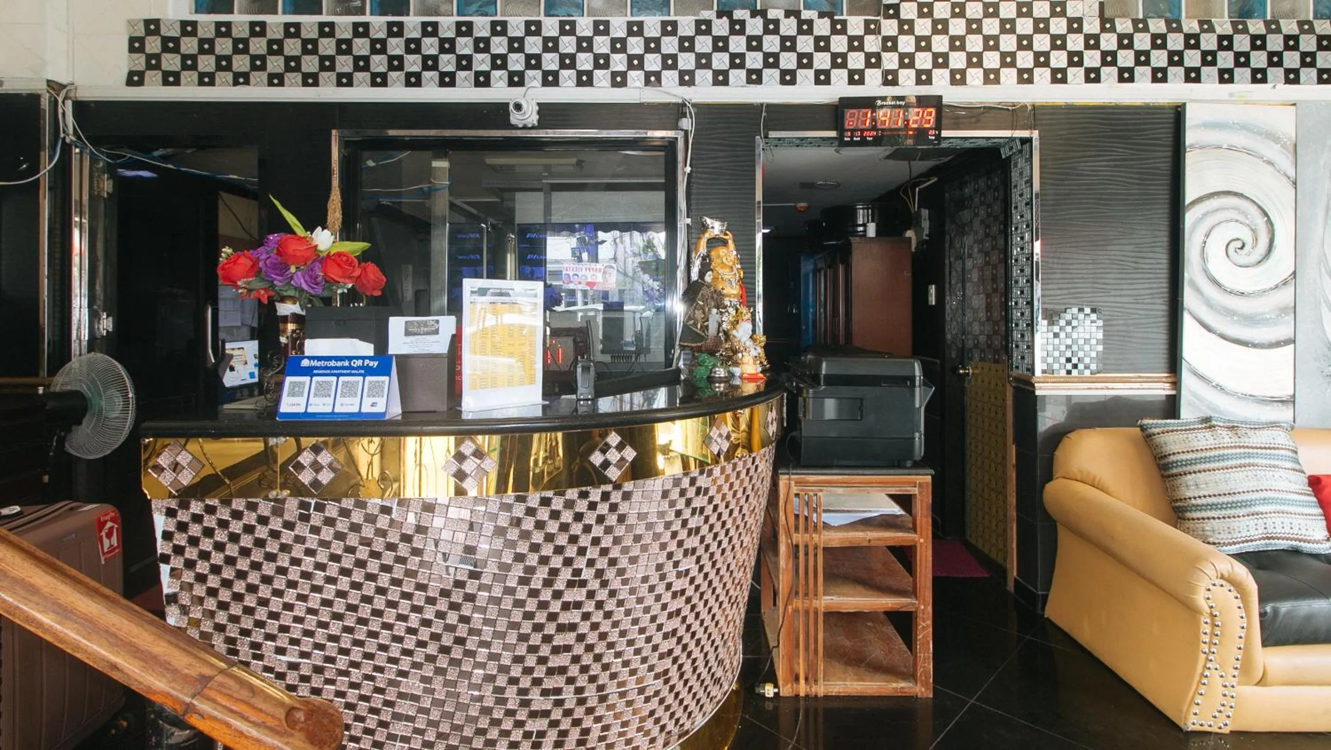 Lobby or reception in RedDoorz at Emperor Manila Boutique Hotel