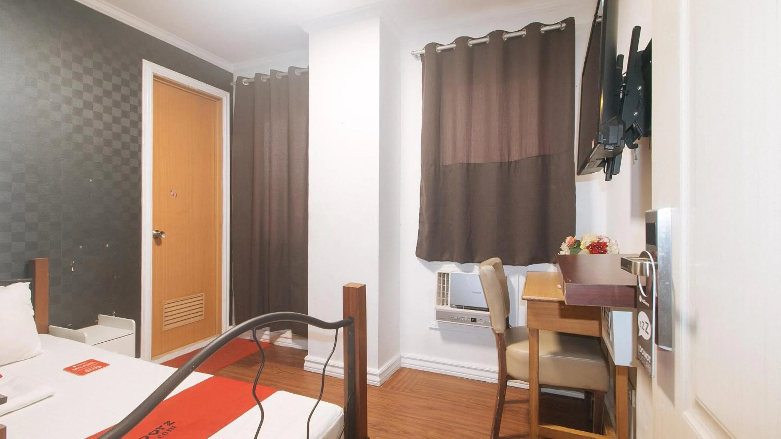 Bed in RedDoorz at Emperor Manila Boutique Hotel