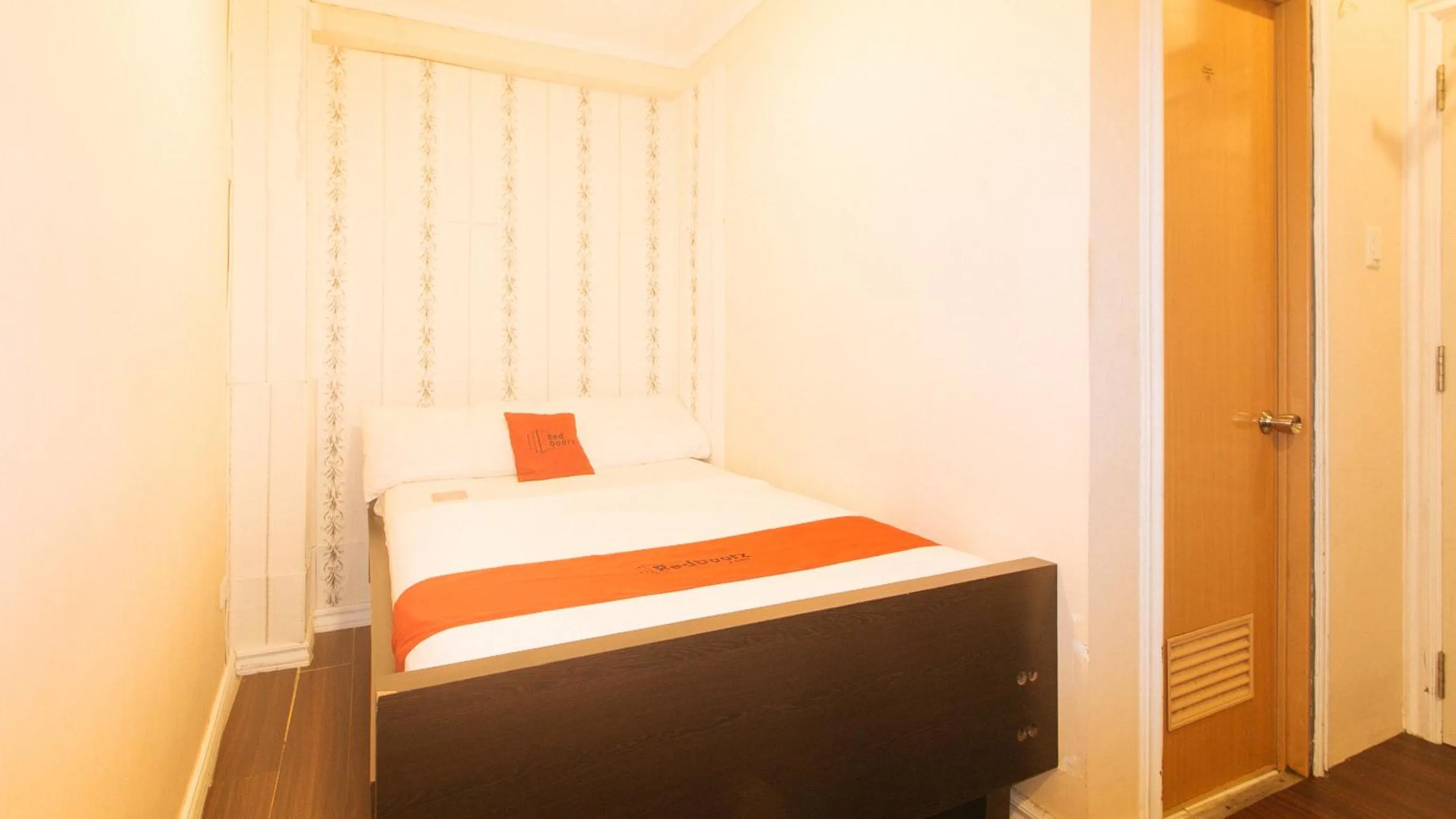 Bed in RedDoorz at Emperor Manila Boutique Hotel