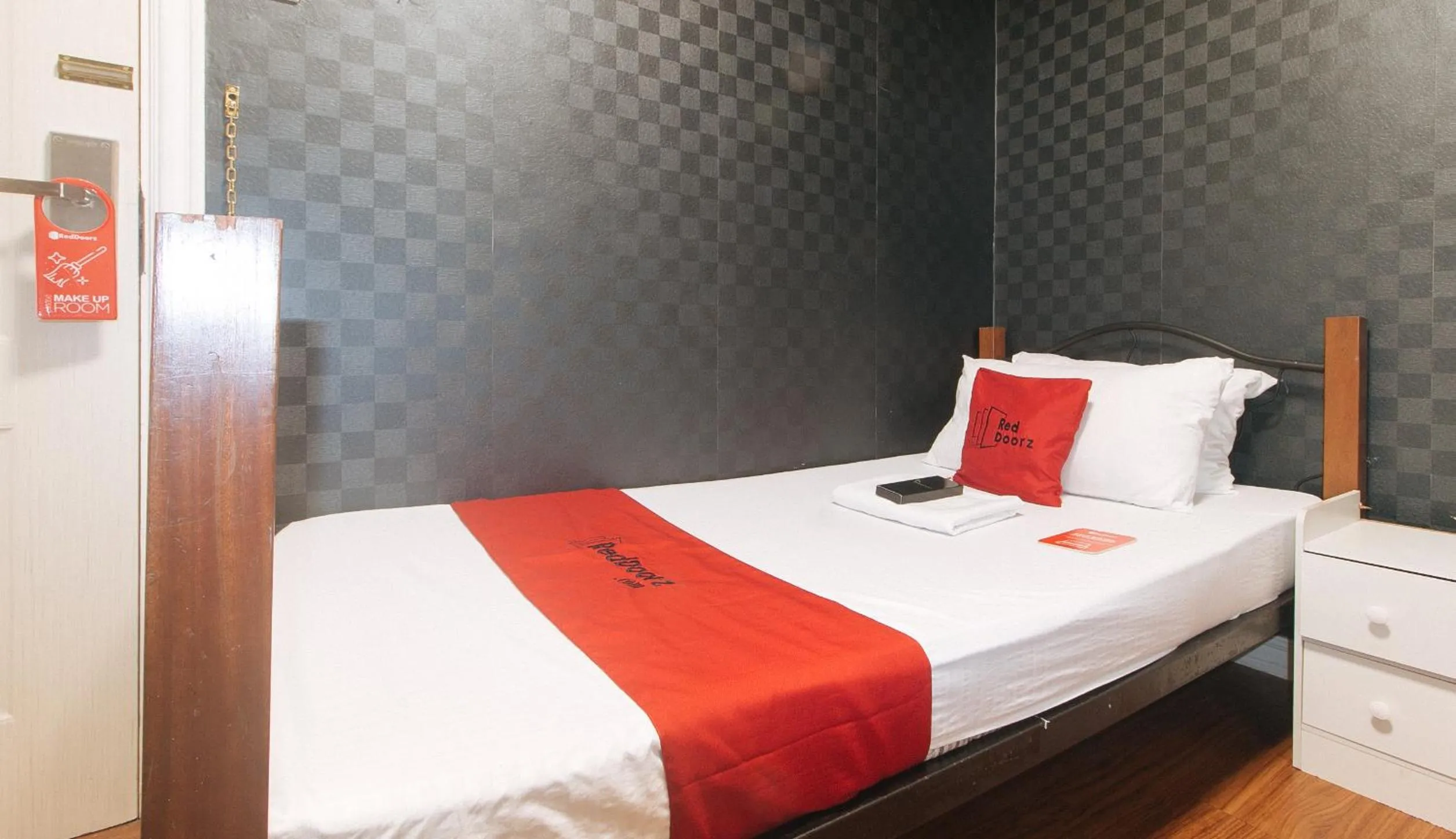 Bed in RedDoorz at Emperor Manila Boutique Hotel