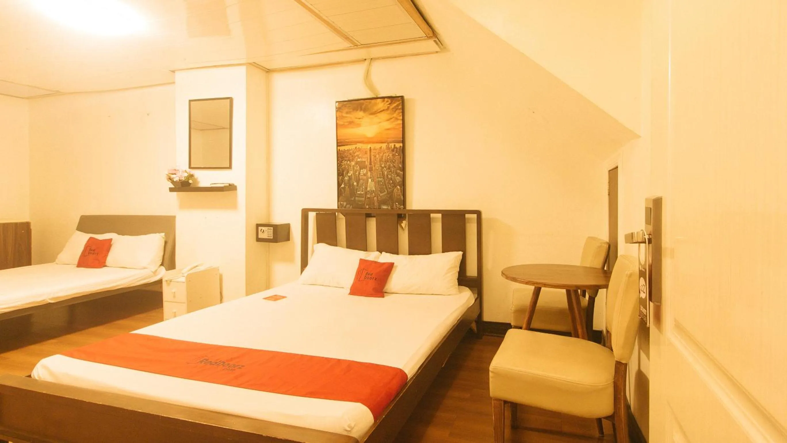 Photo of the whole room, Bed in RedDoorz at Emperor Manila Boutique Hotel