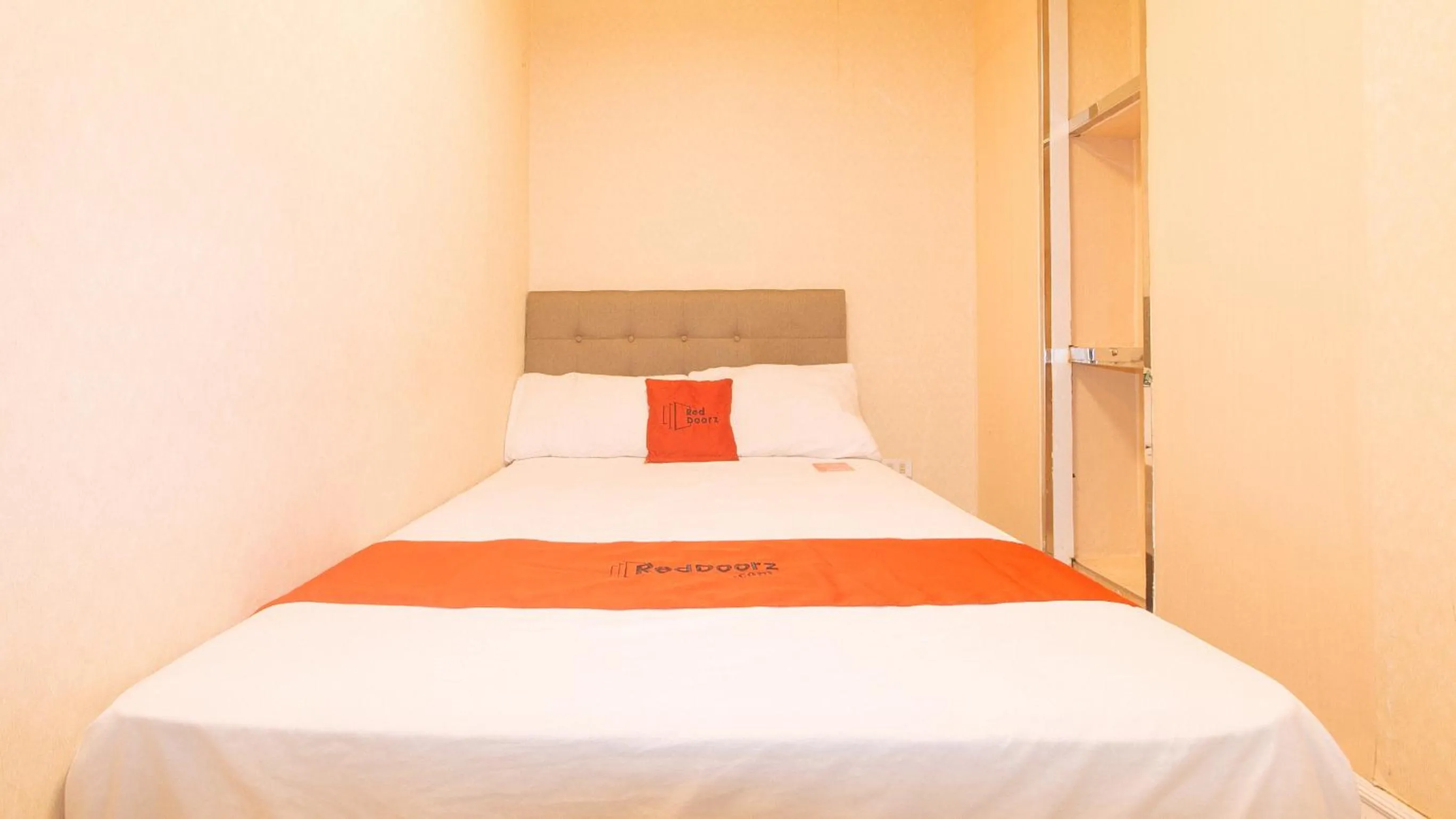 Photo of the whole room, Bed in RedDoorz at Emperor Manila Boutique Hotel