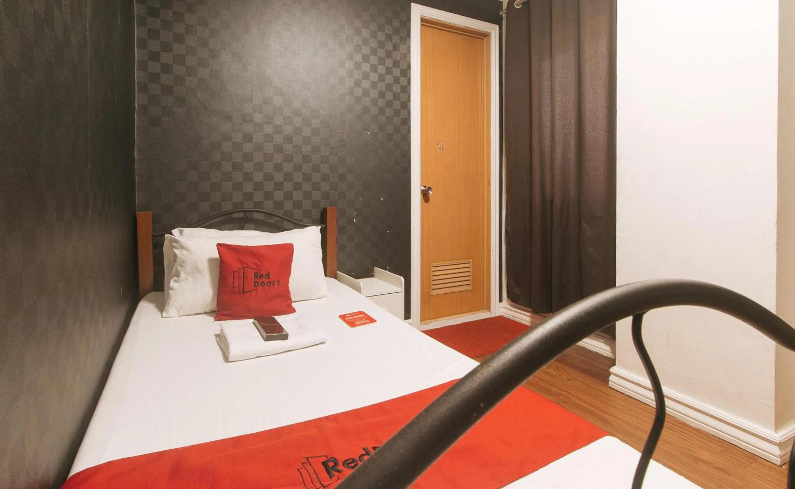 Bed in RedDoorz at Emperor Manila Boutique Hotel
