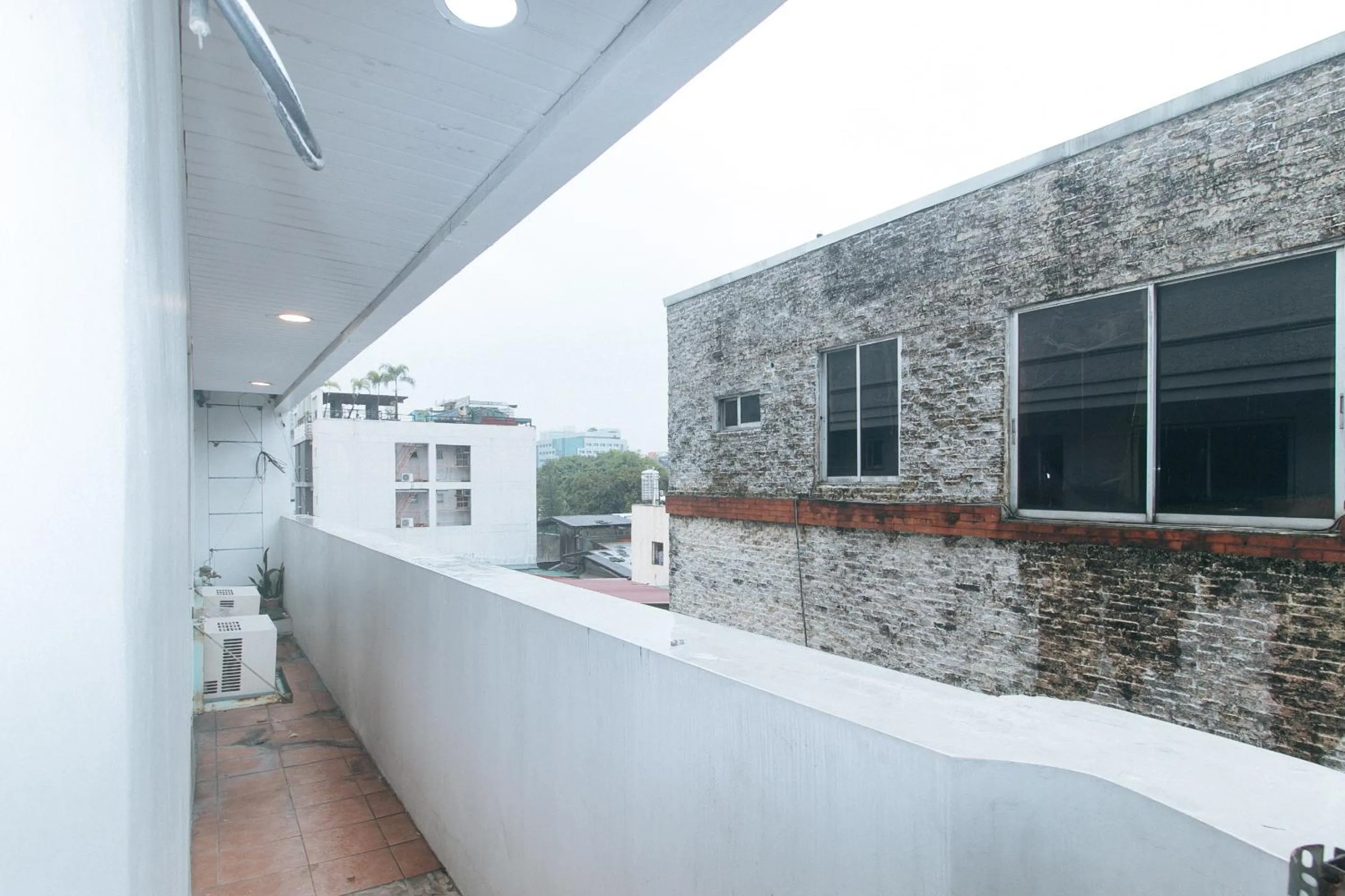 Balcony/Terrace in RedDoorz at Emperor Manila Boutique Hotel