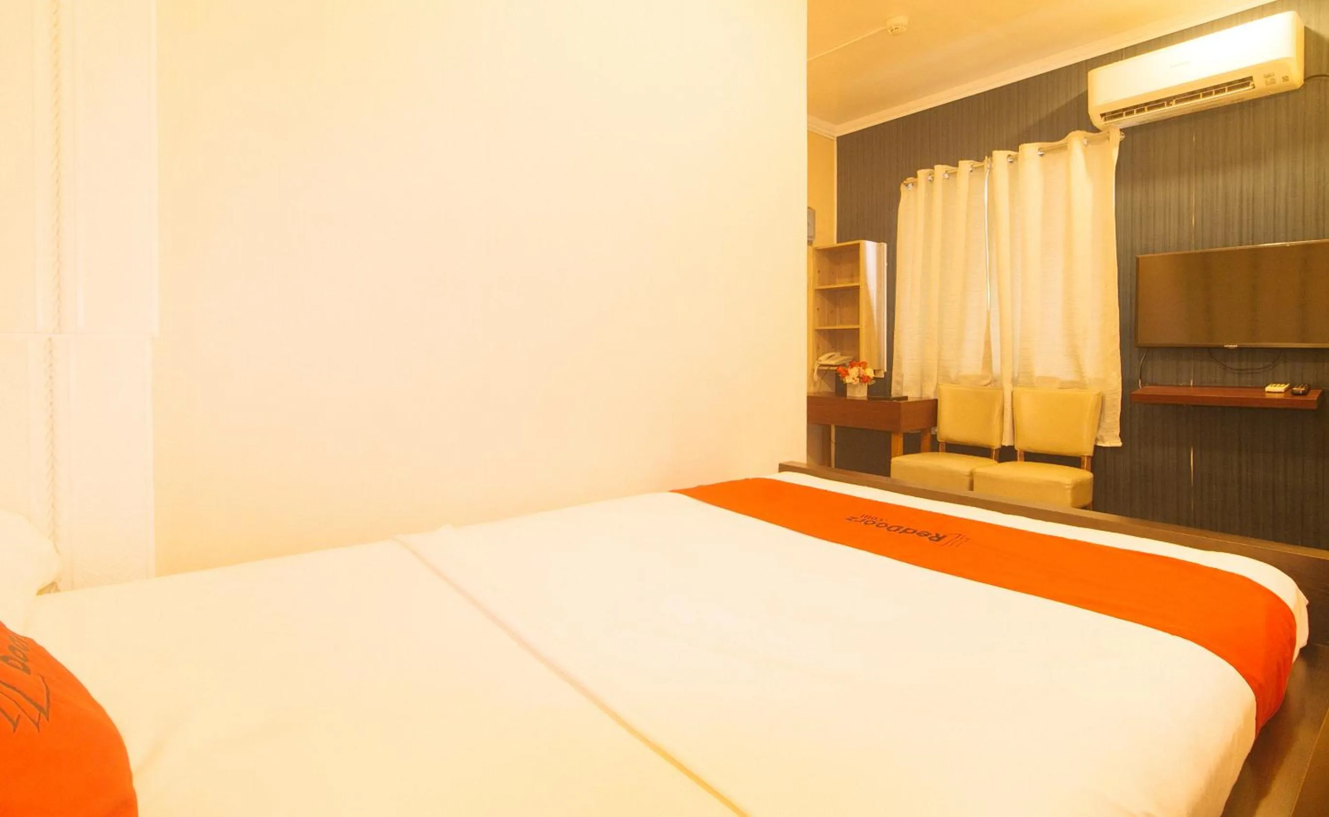 Photo of the whole room, Bed in RedDoorz at Emperor Manila Boutique Hotel