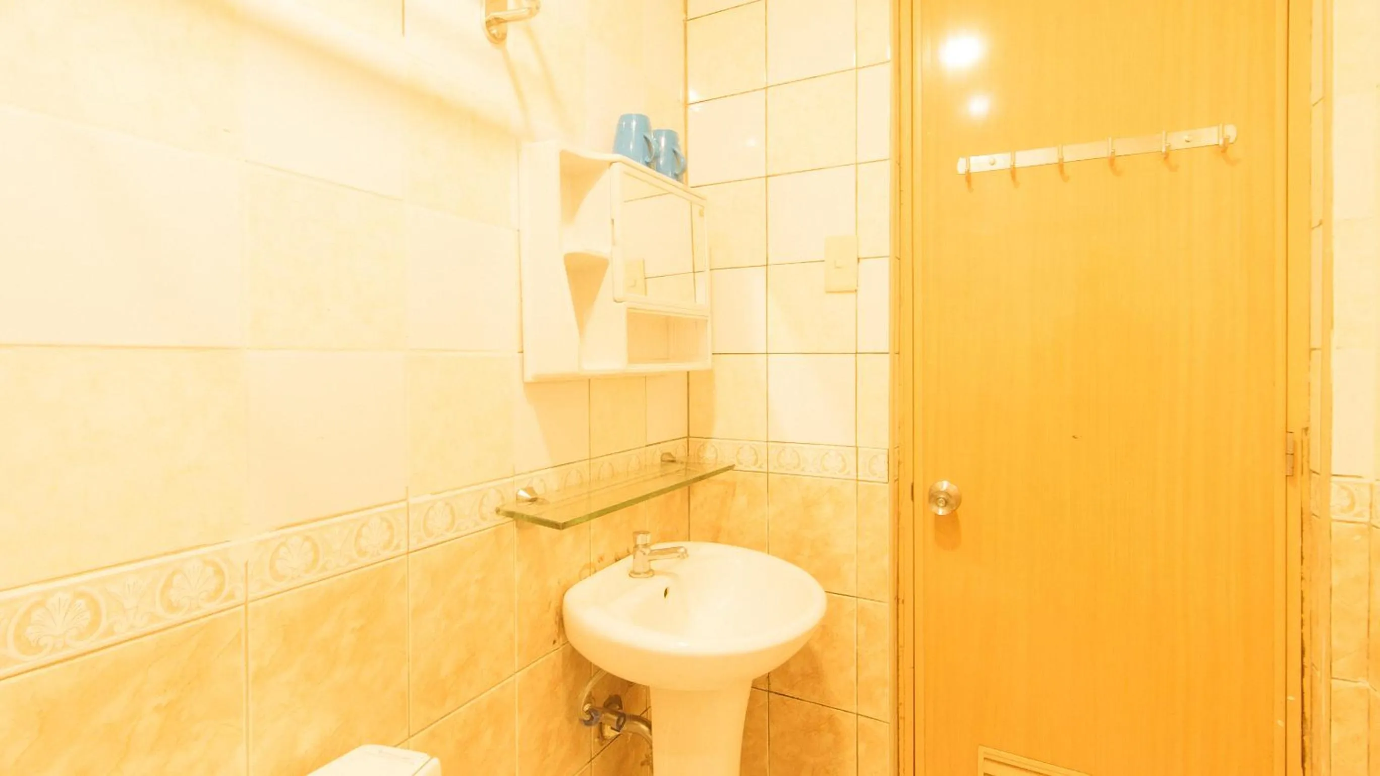 Toilet in RedDoorz at Emperor Manila Boutique Hotel