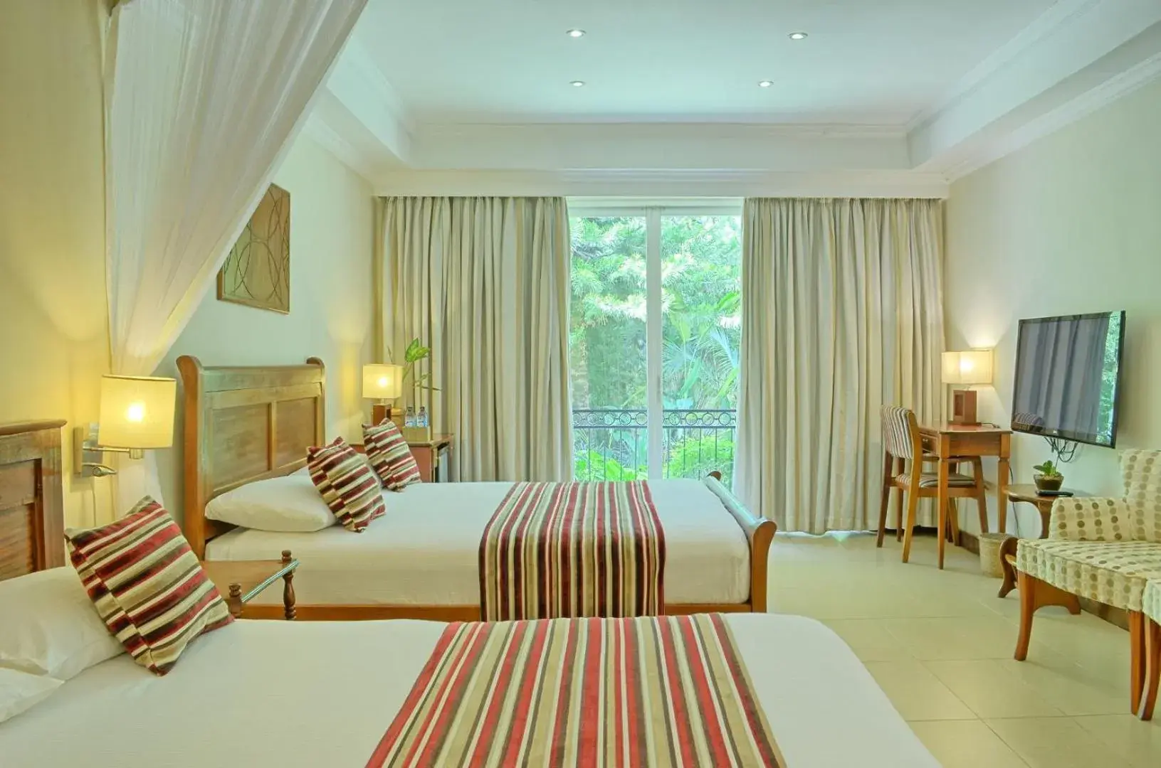 Deluxe Twin Room in Sovereign Hotel Deluxe Twin Room in Sovereign Hotel