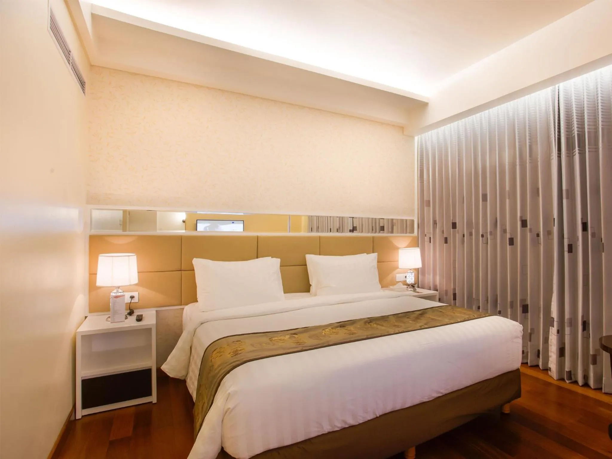 Bed in Golden Palace Hotel Lombok