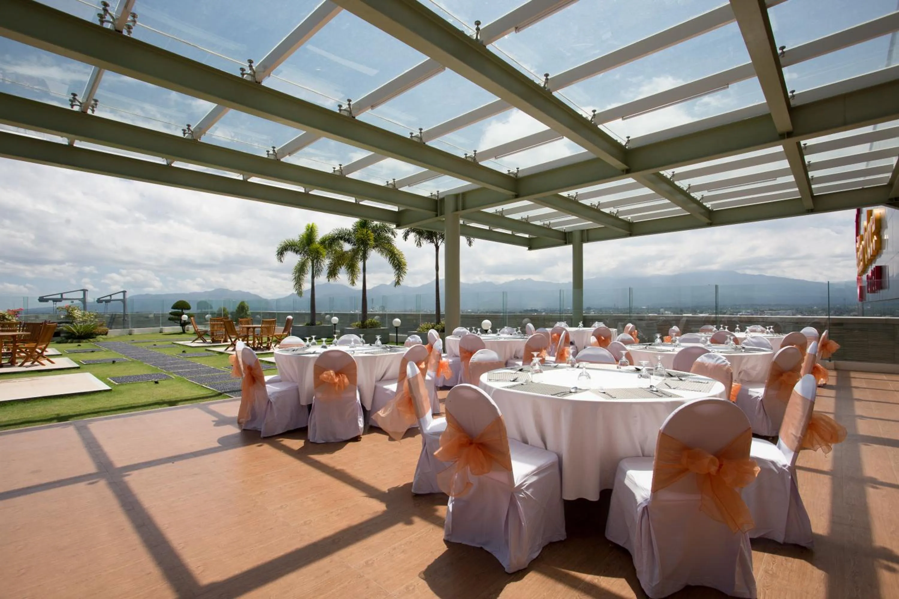 Restaurant/places to eat in Golden Palace Hotel Lombok