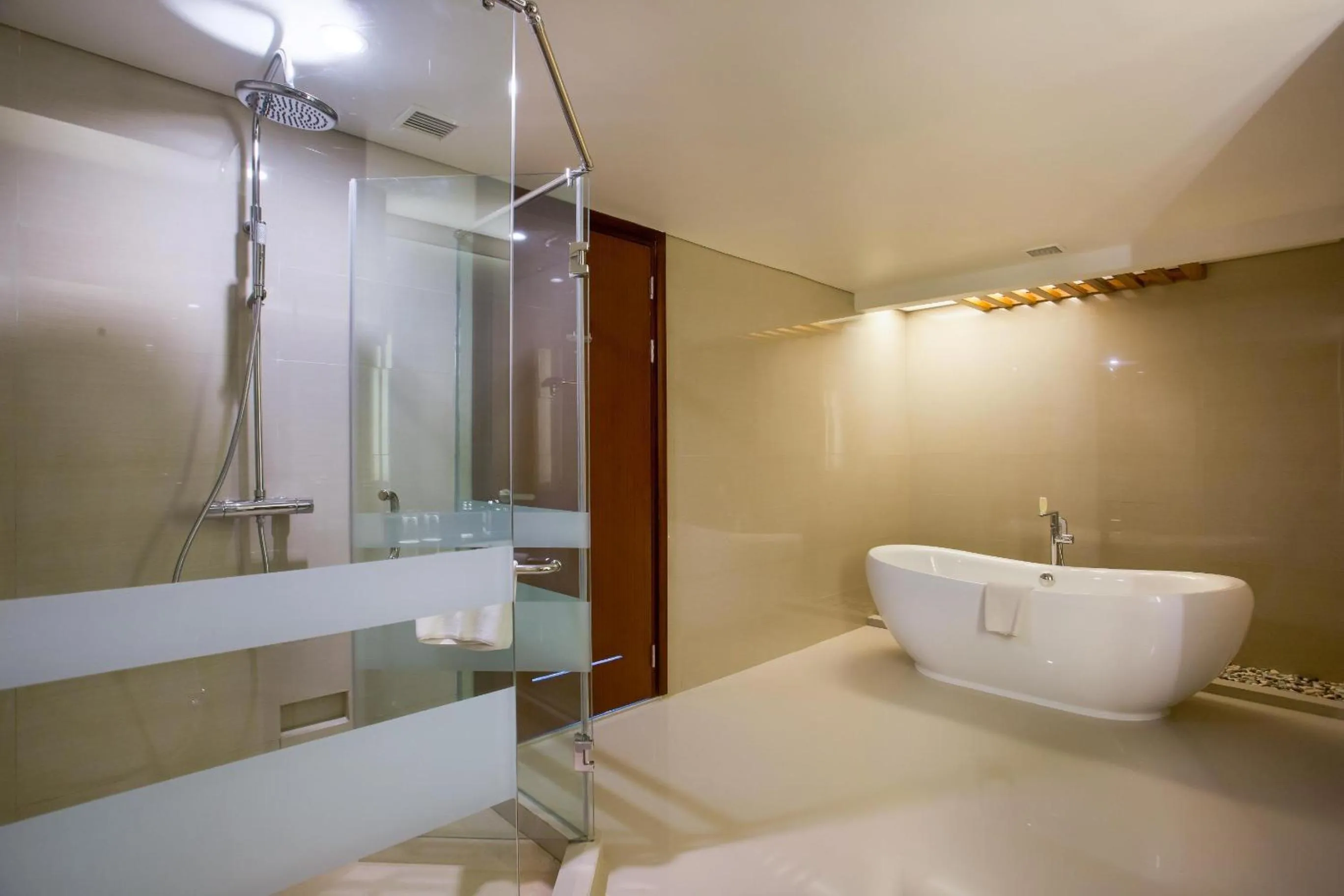 Shower in Golden Palace Hotel Lombok