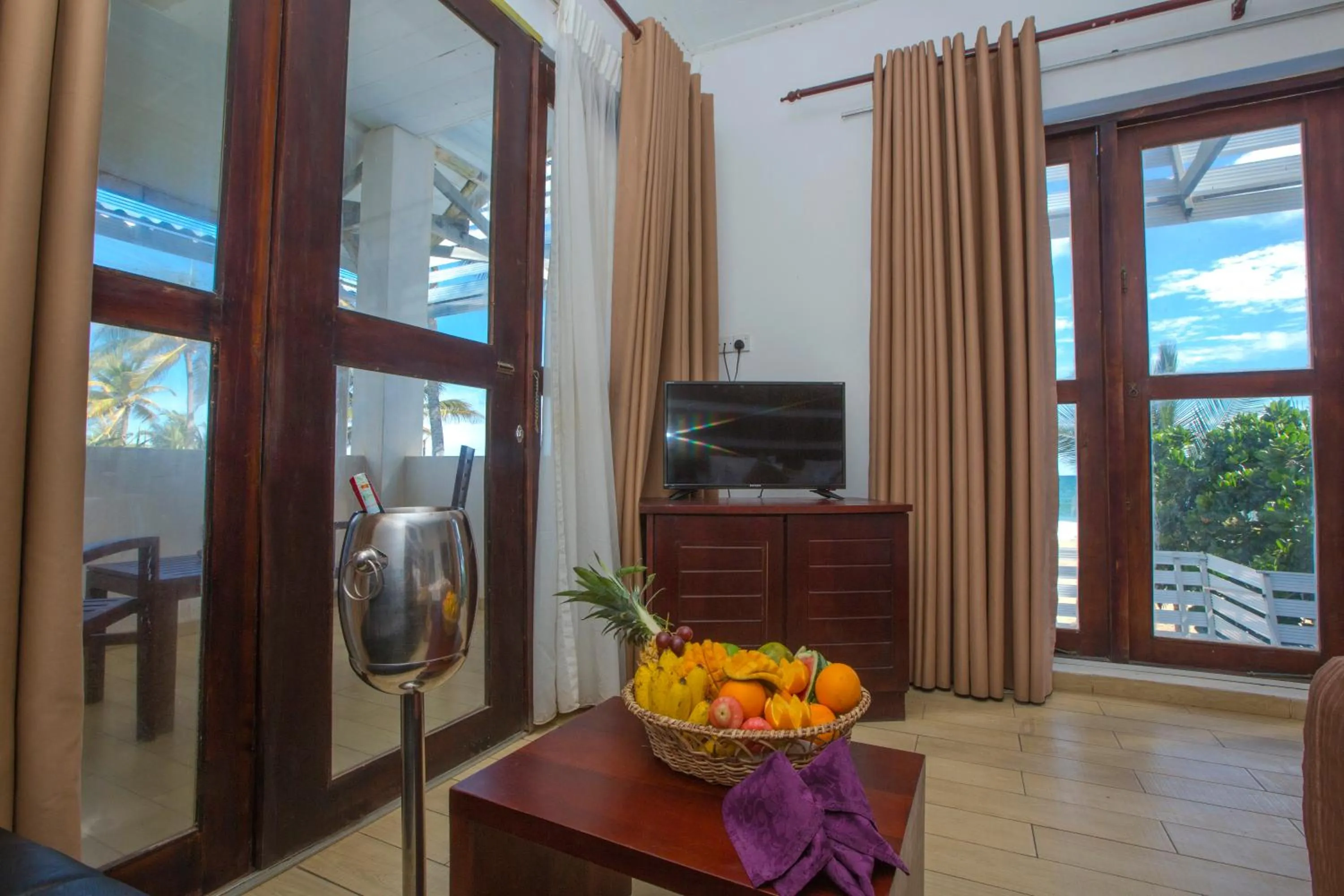 Avenra Beach Hikkaduwa