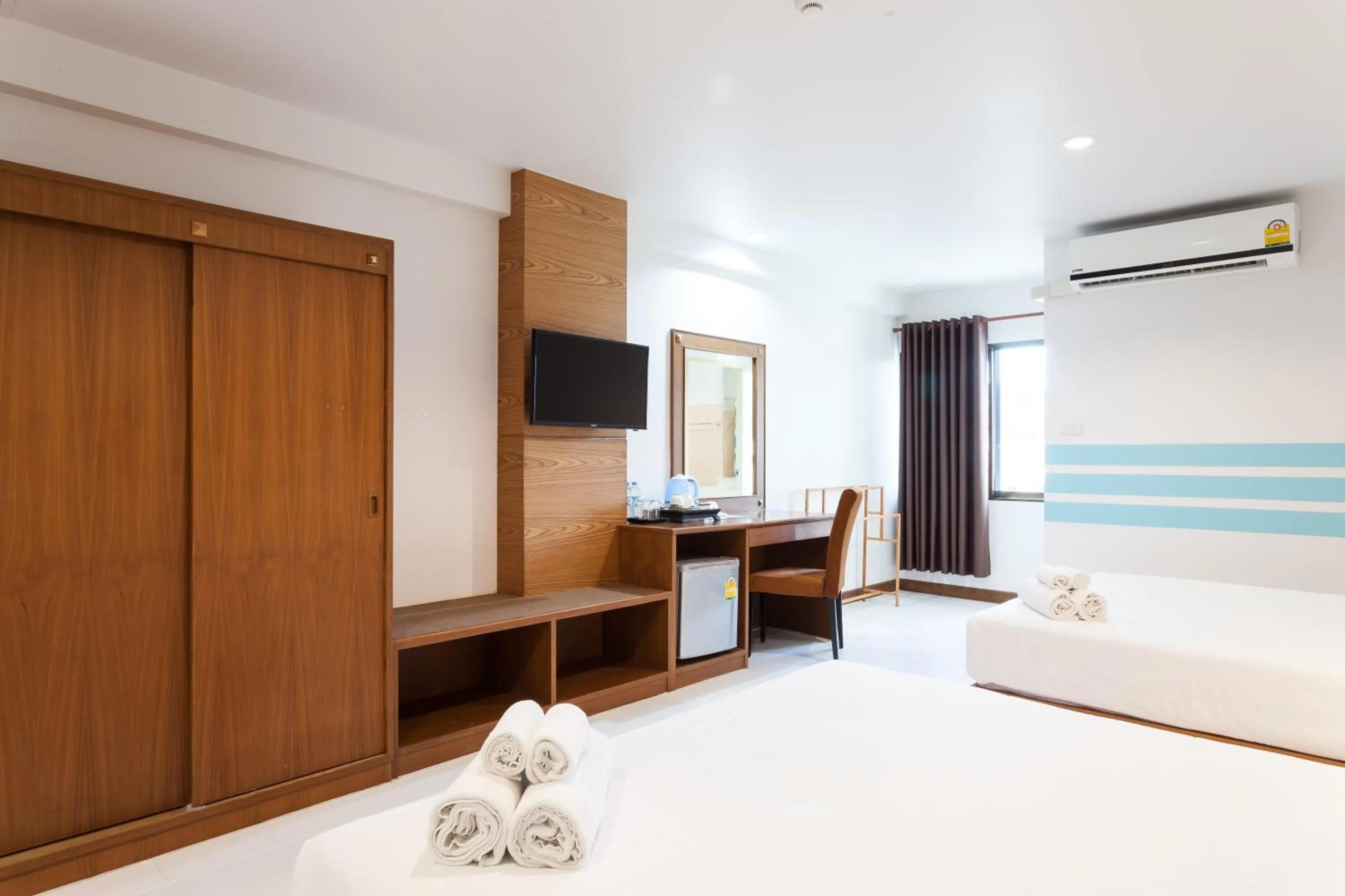 wardrobe, Bed in We Briza Hotel Chiangmai