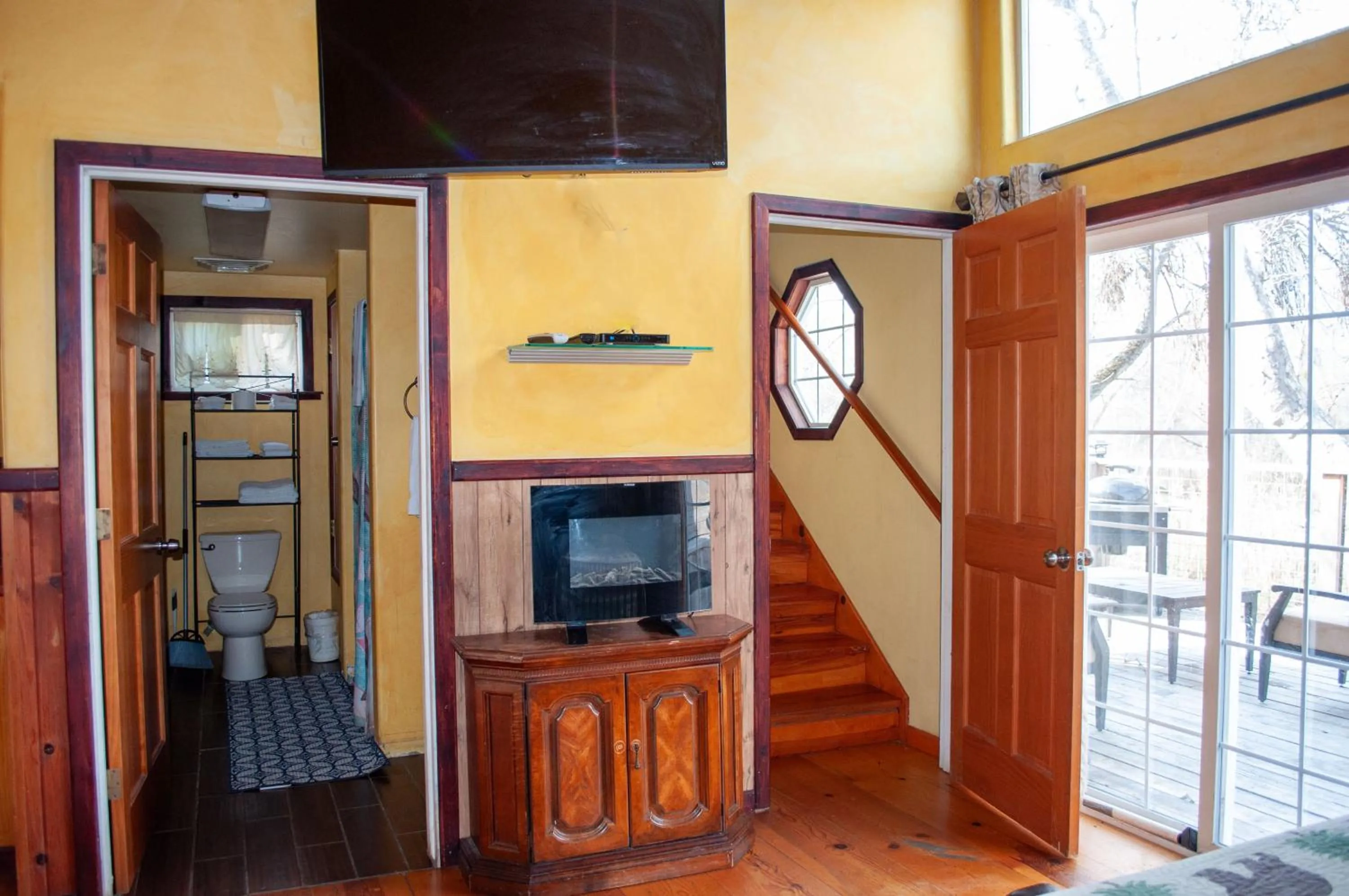 TV and multimedia in Sequoia River Front Cabins