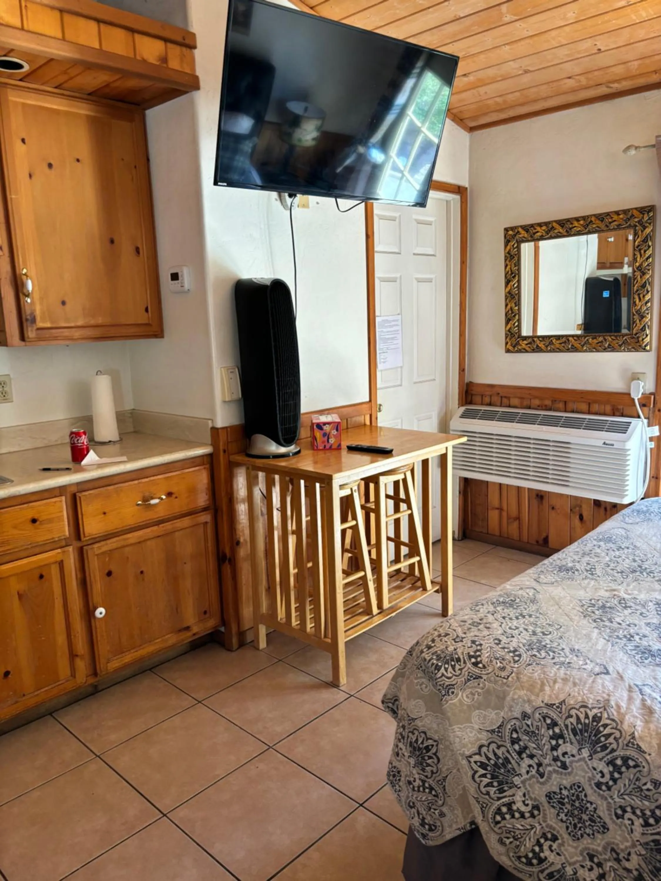 Photo of the whole room in Sequoia River Front Cabins
