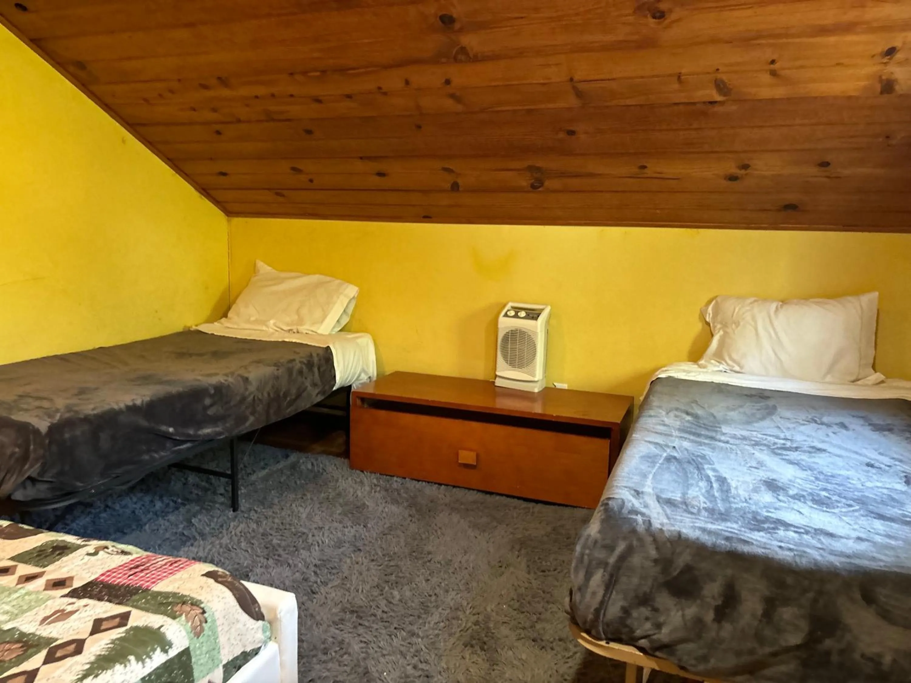 Bedroom, Bed in Sequoia River Front Cabins