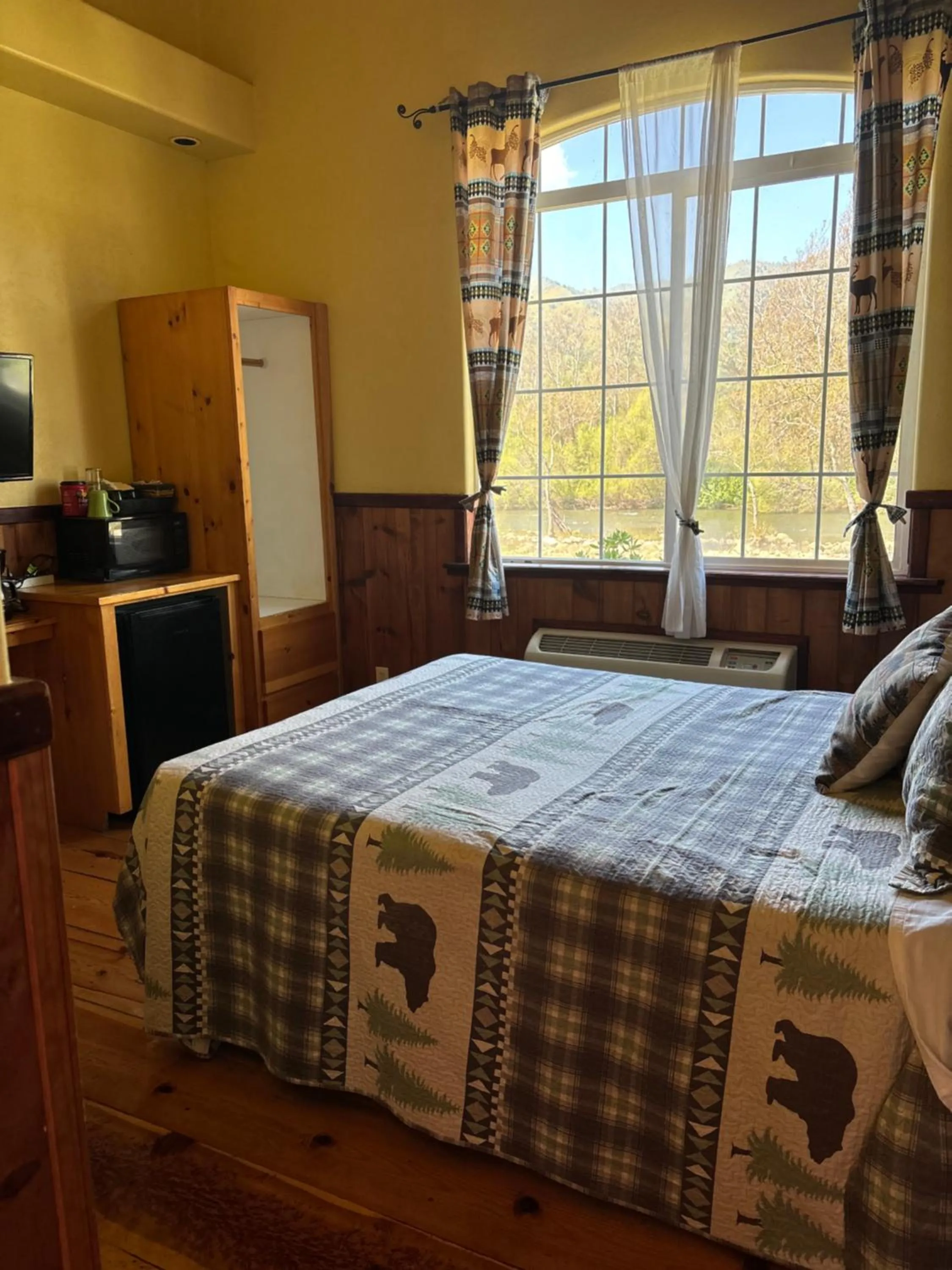 Bedroom, Bed in Sequoia River Front Cabins