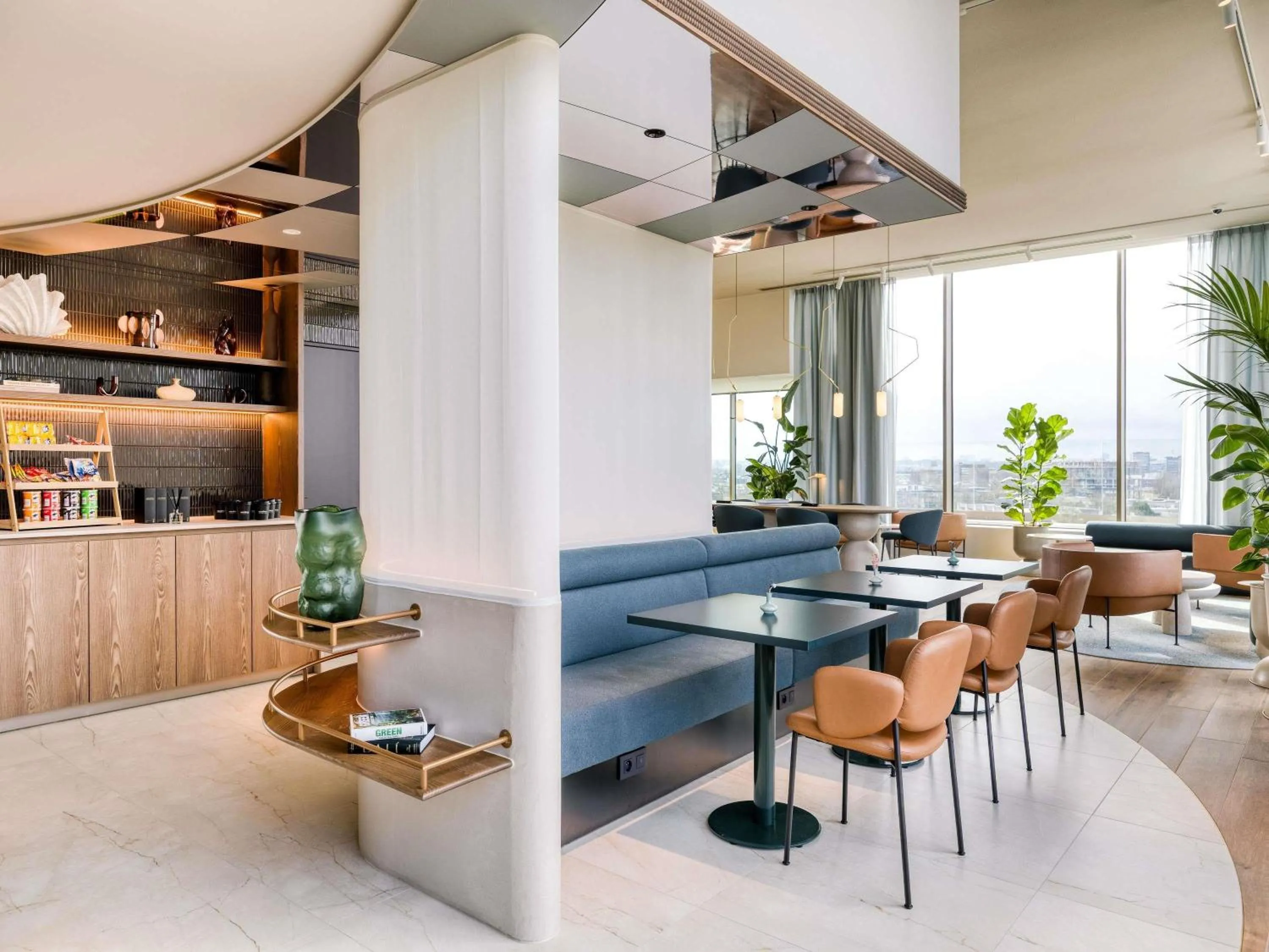 Lounge or bar in Mövenpick hotel Brussels airport