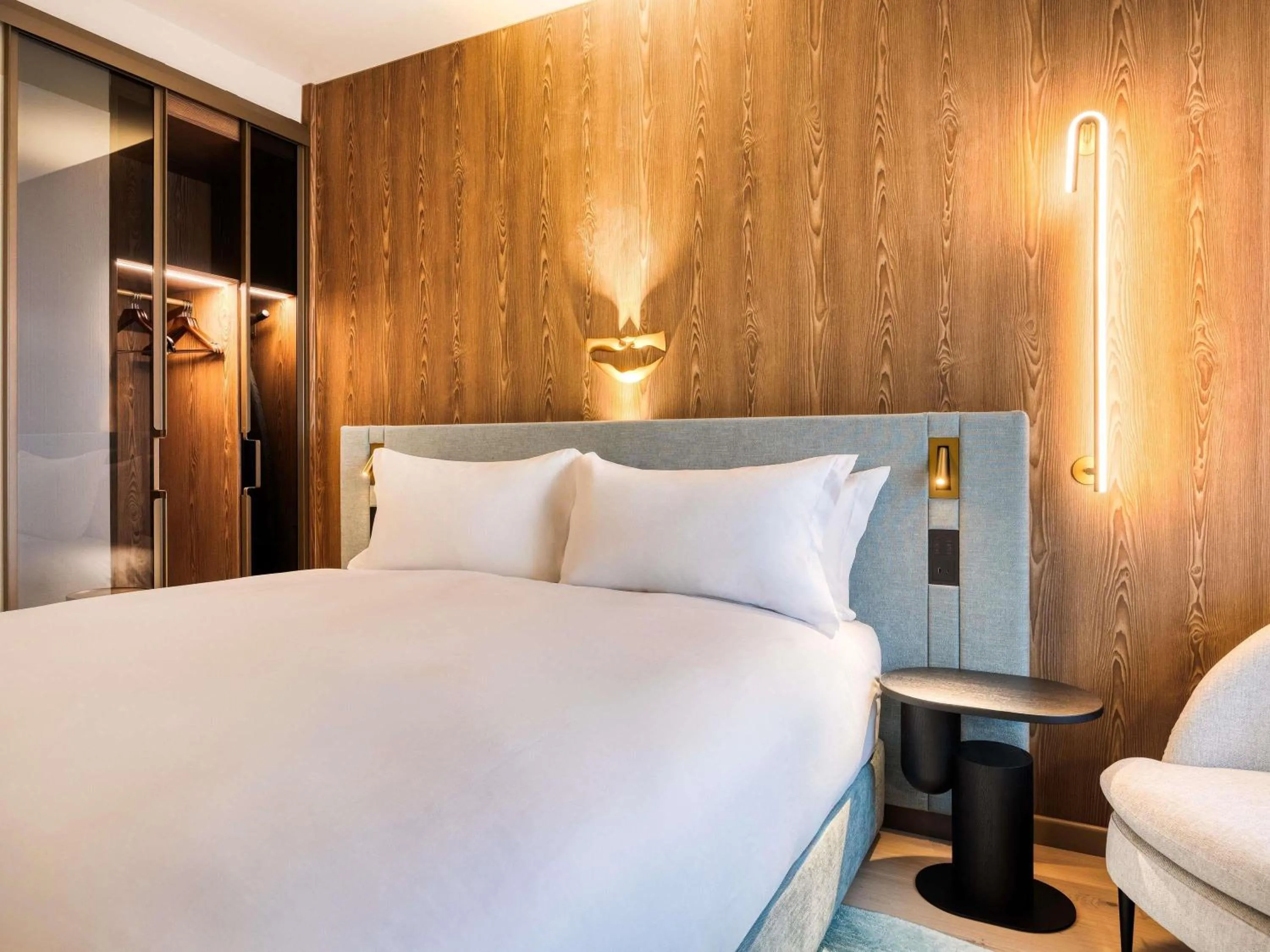 Bedroom, Bed in Mövenpick hotel Brussels airport