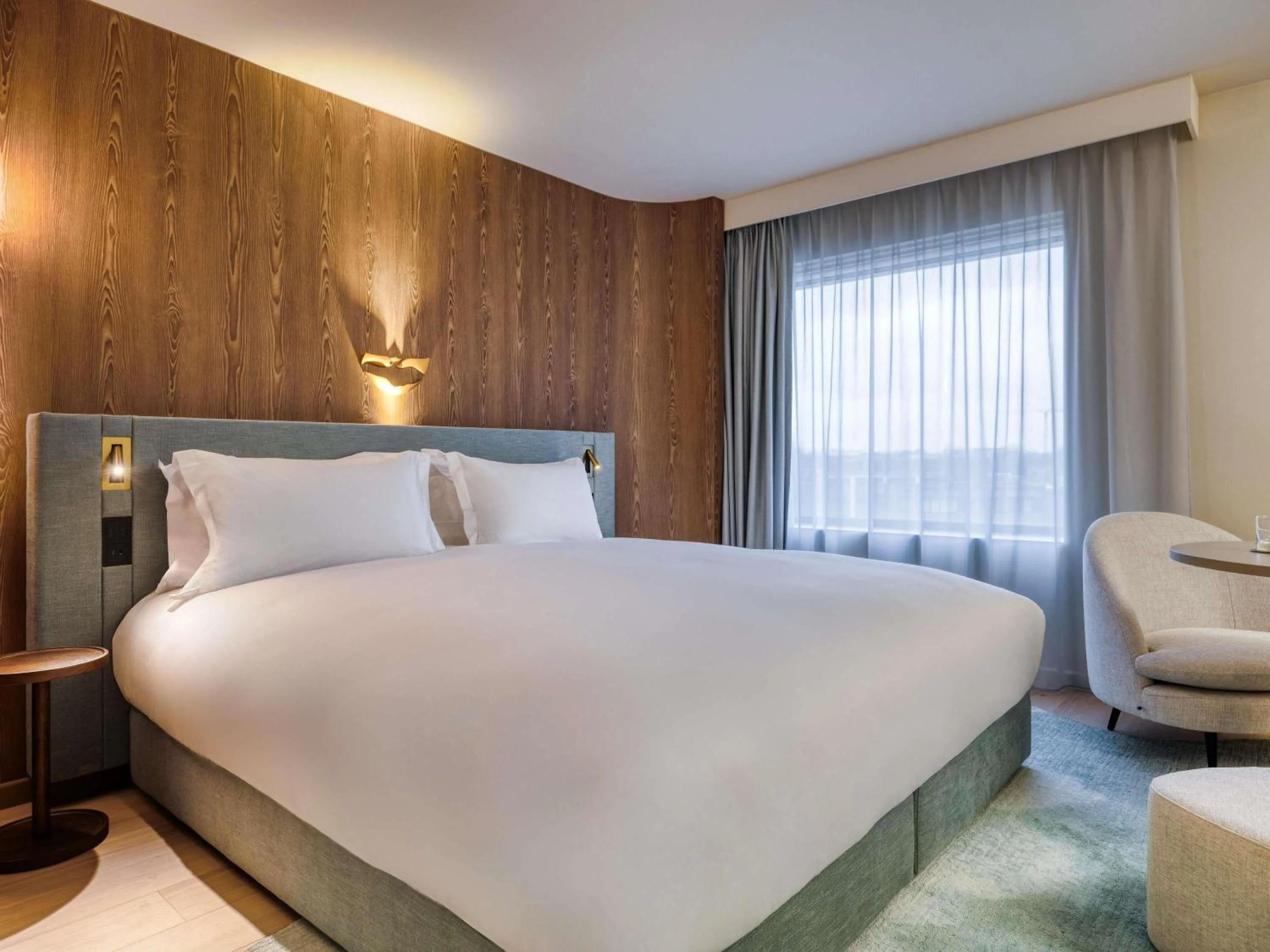 Bedroom, Bed in Mövenpick hotel Brussels airport