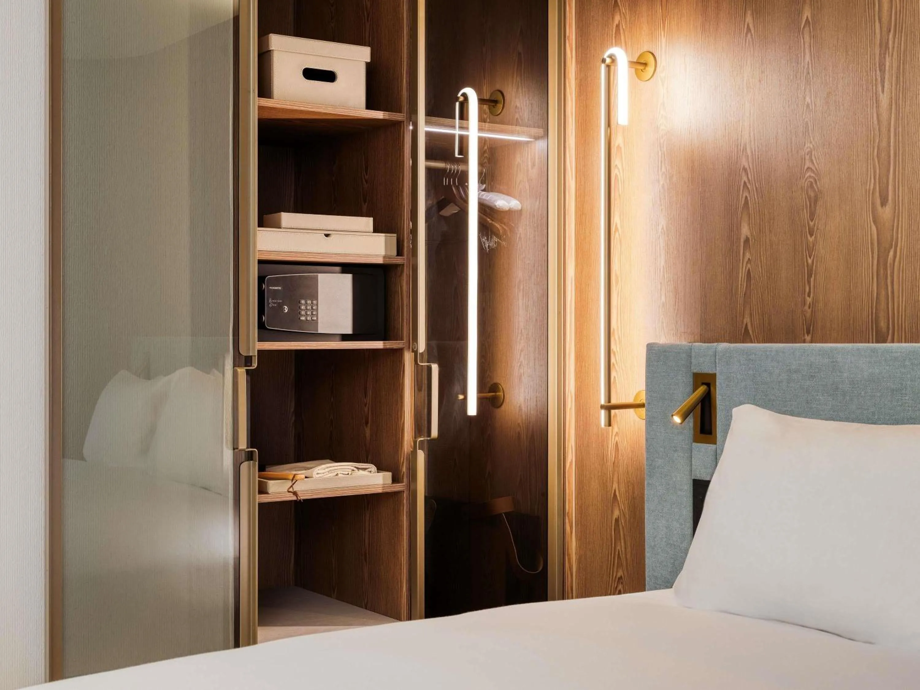 Bedroom, Bed in Mövenpick hotel Brussels airport