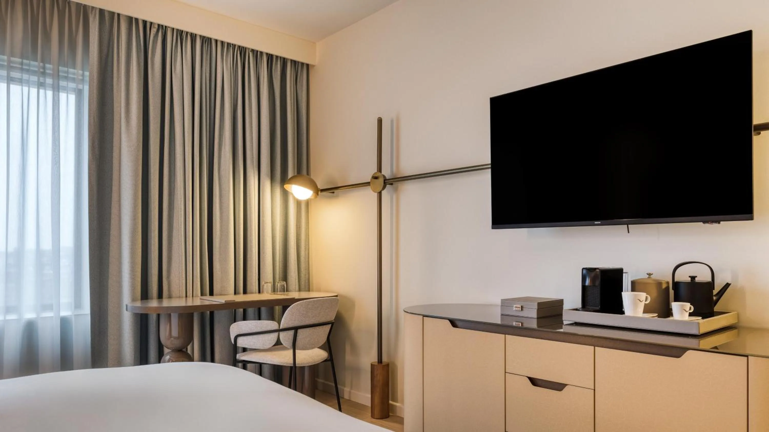 TV and multimedia, Bed in Mövenpick Hotel Brussels Airport