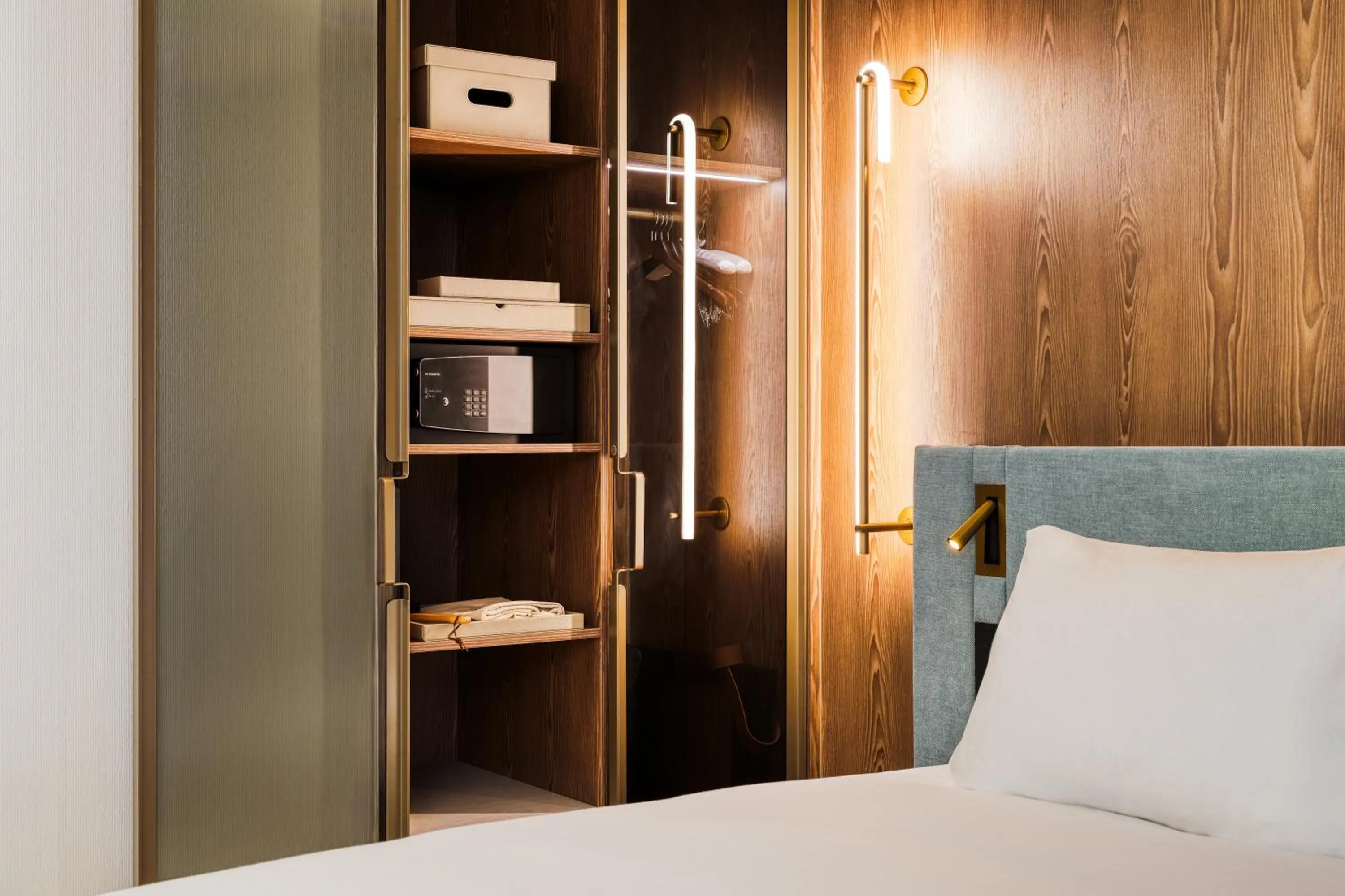 Bedroom, Bed in Mövenpick hotel Brussels airport