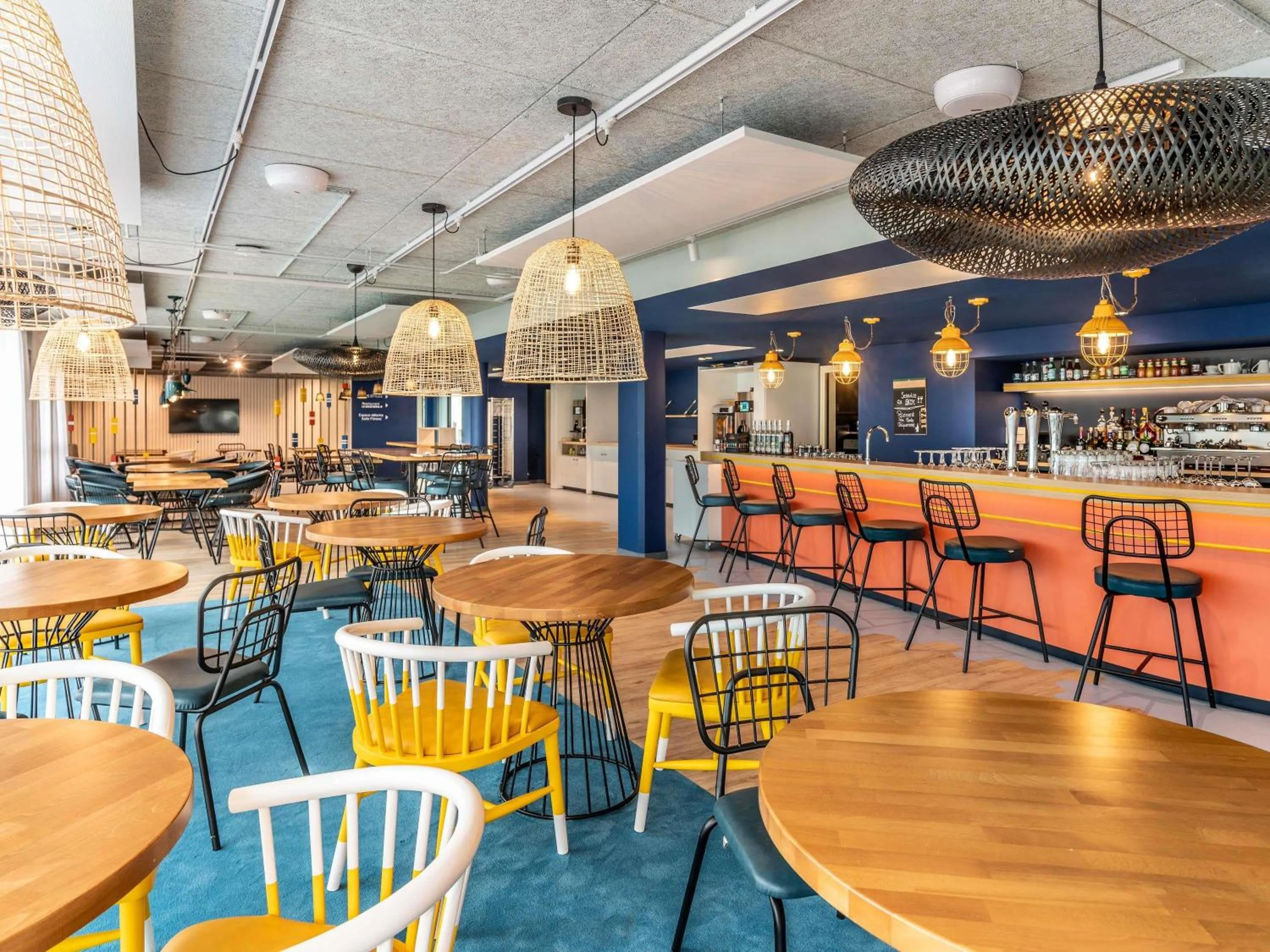 Lounge or bar in ibis budget Morlaix