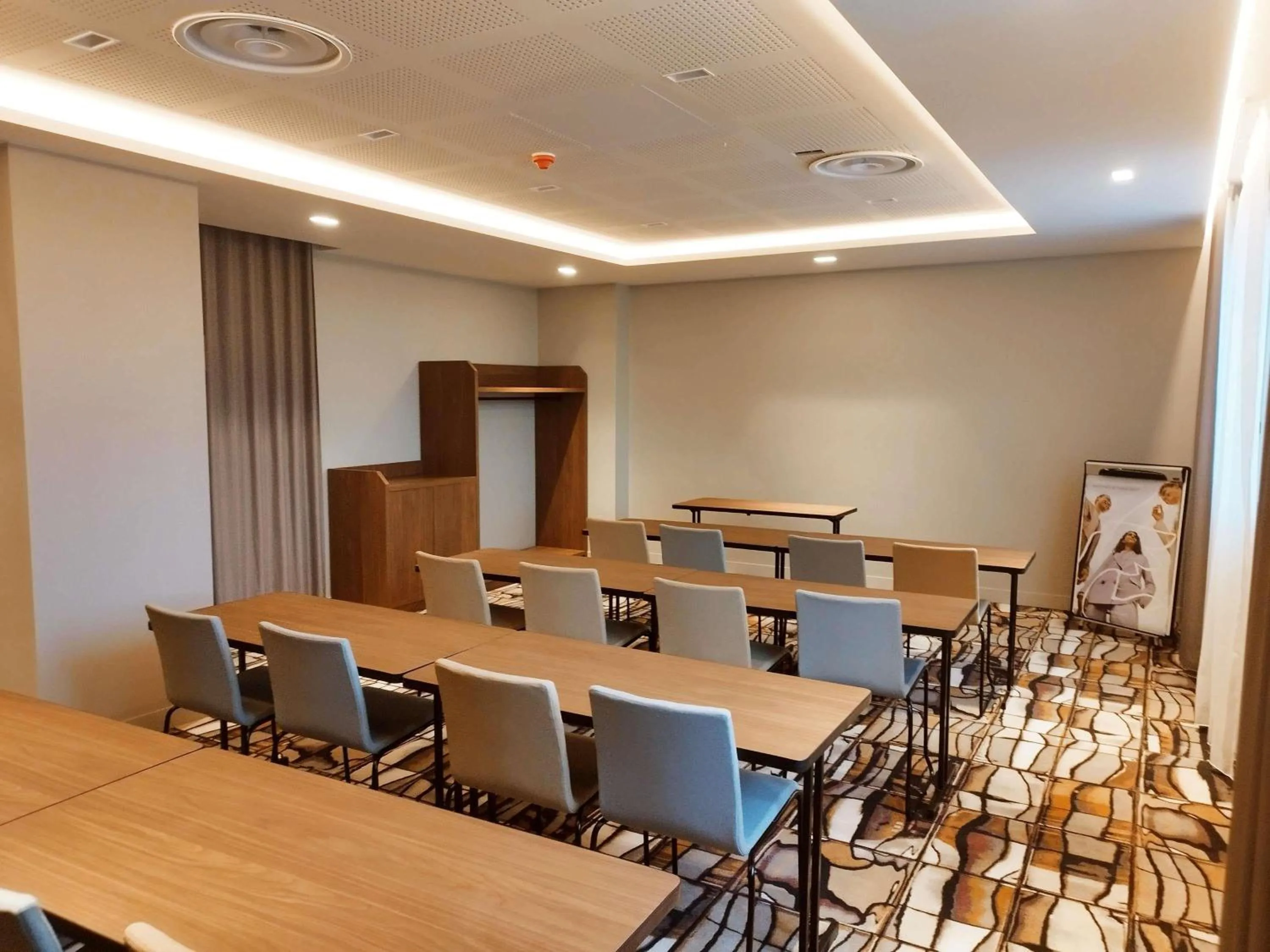 Meeting/conference room in ibis Acheres St Germain en Laye