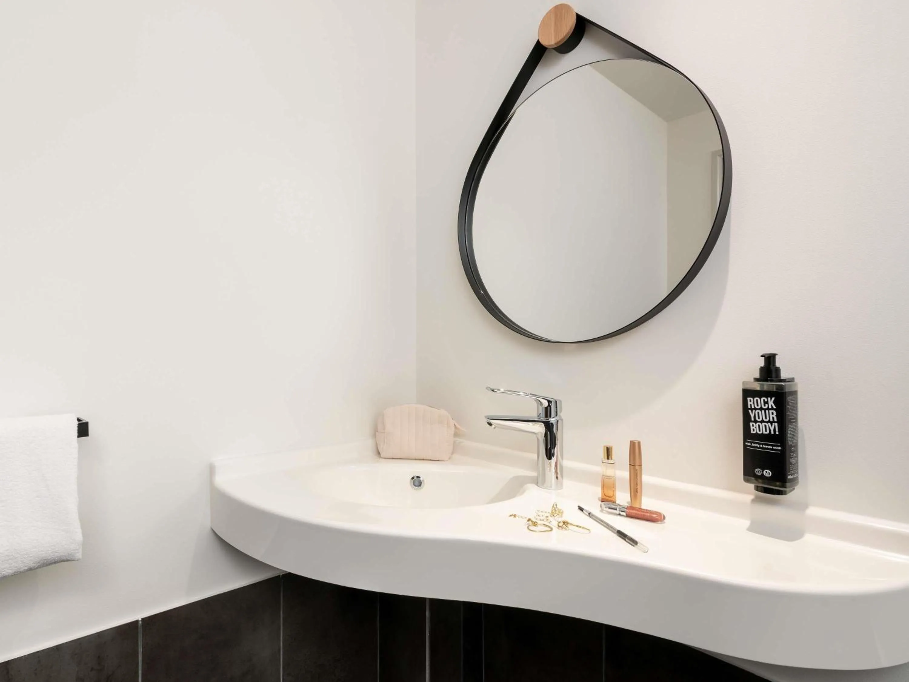 Bedroom in ibis Acheres St Germain en Laye