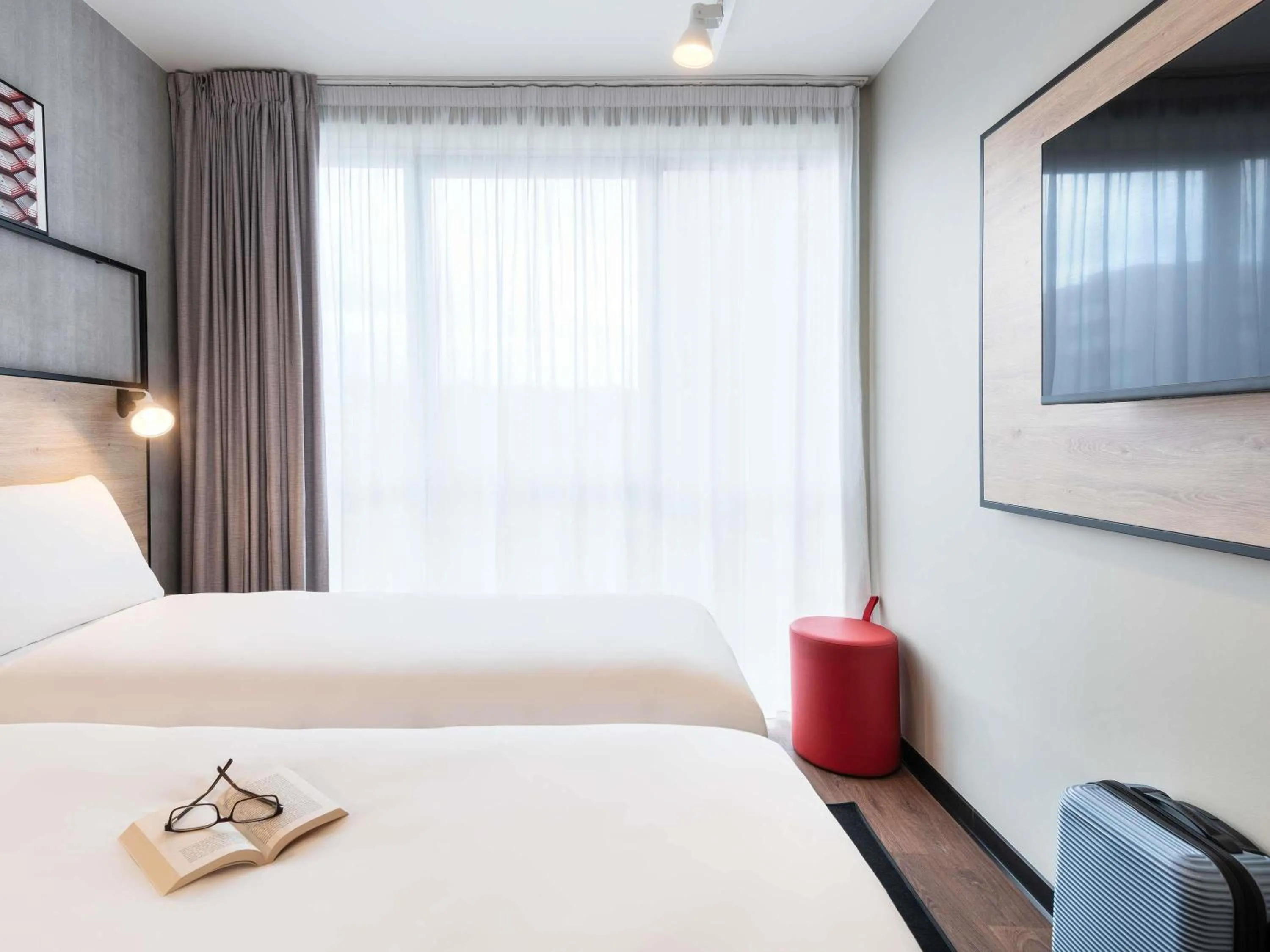Bedroom, Bed in ibis Acheres St Germain en Laye
