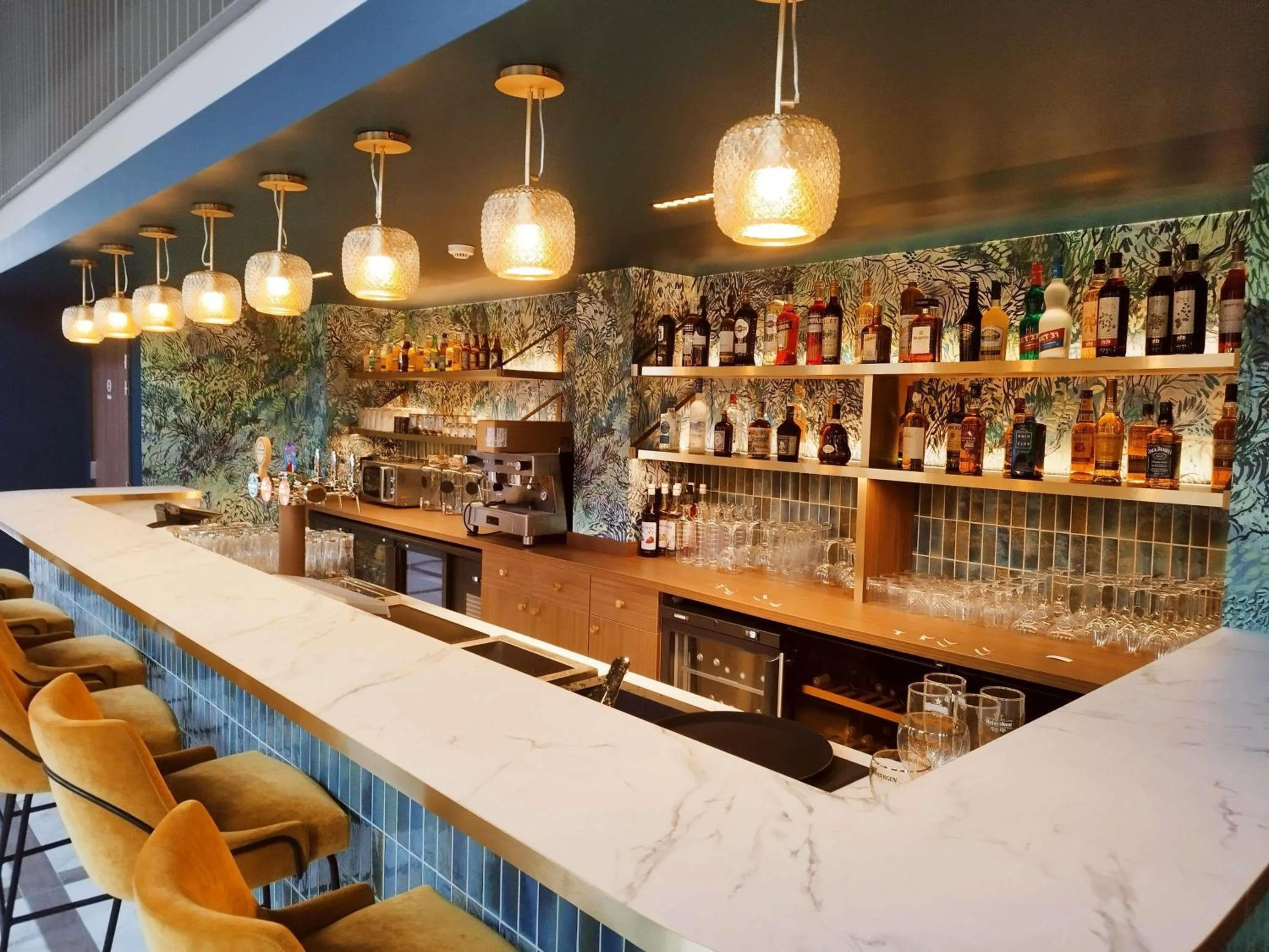 Lounge or bar in Mercure Achères St Germain en Laye