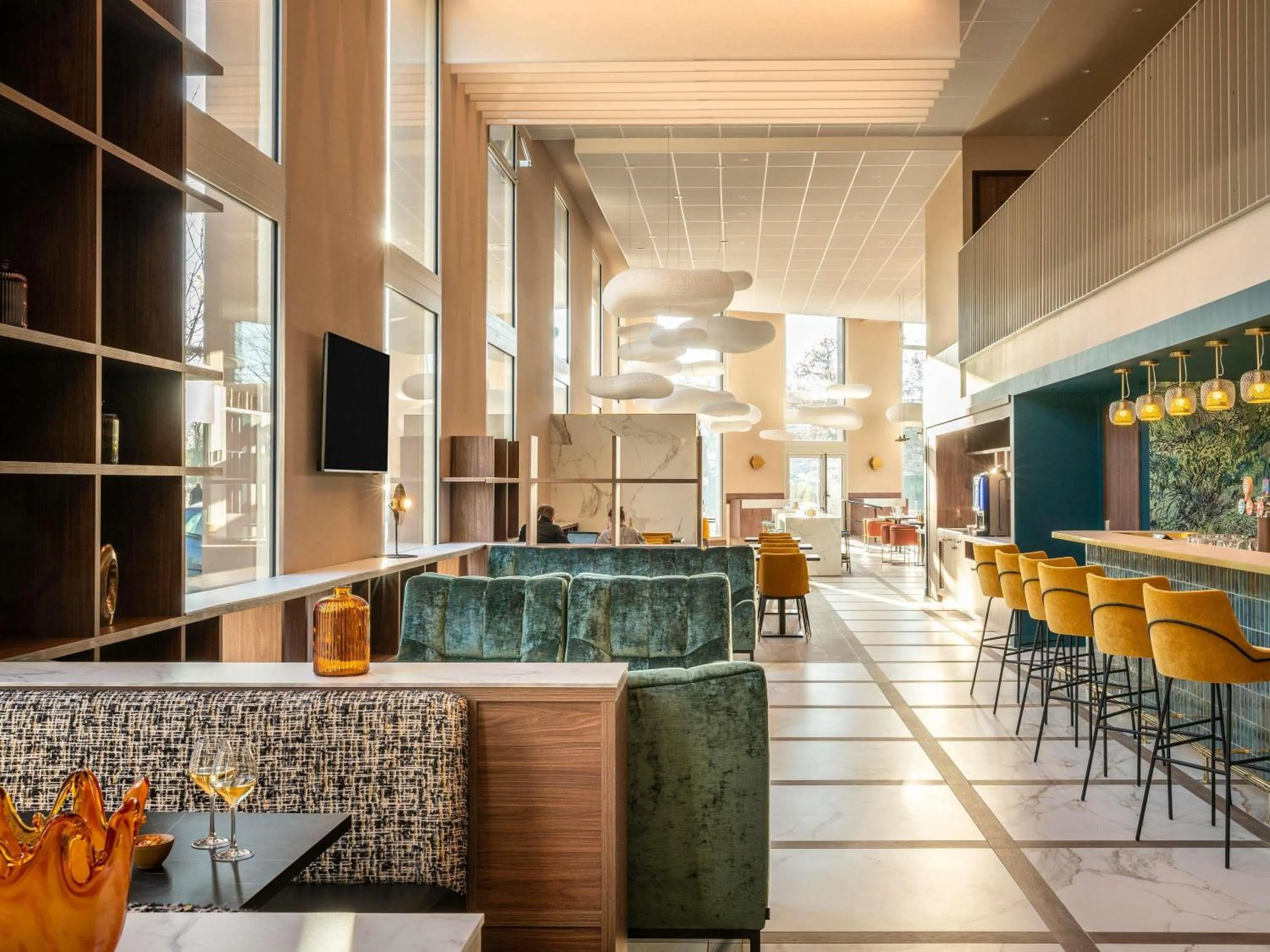 Lounge or bar in Mercure Achères St Germain en Laye