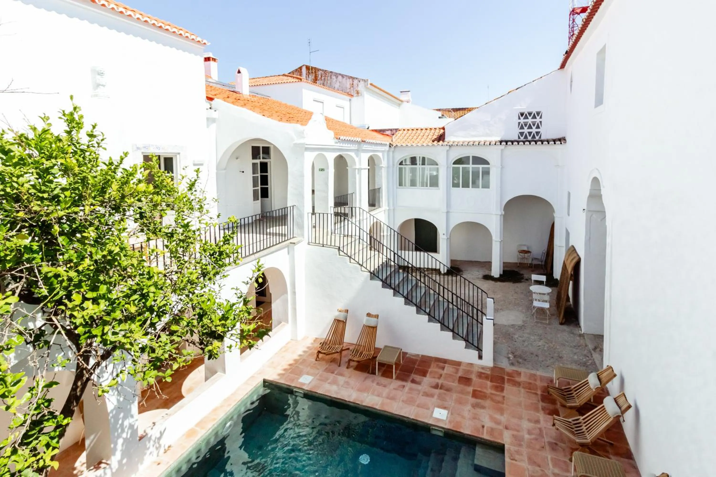 Property building in Amada Moura