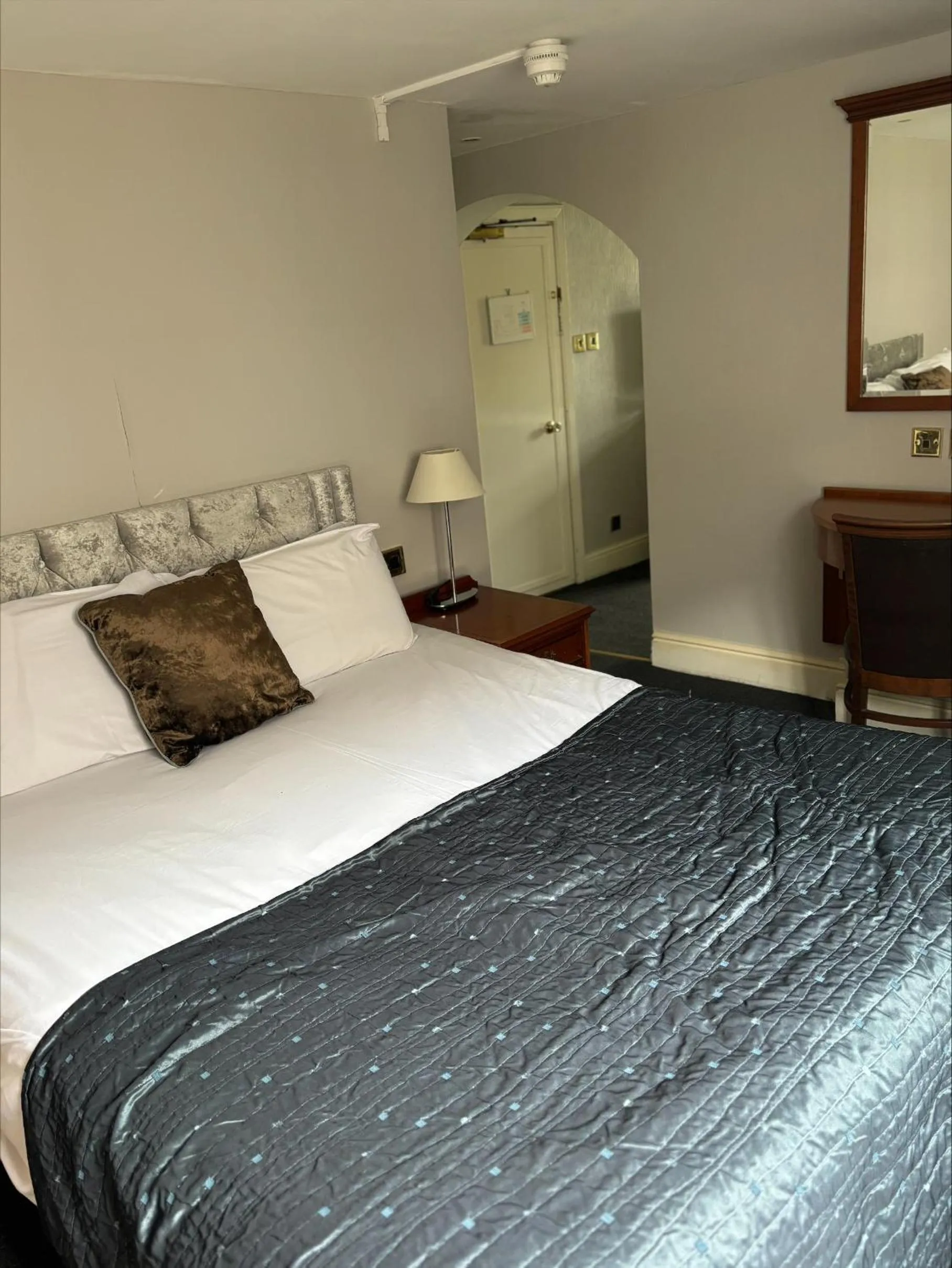Bedroom, Bed in Quorn Country Hotel Leicester