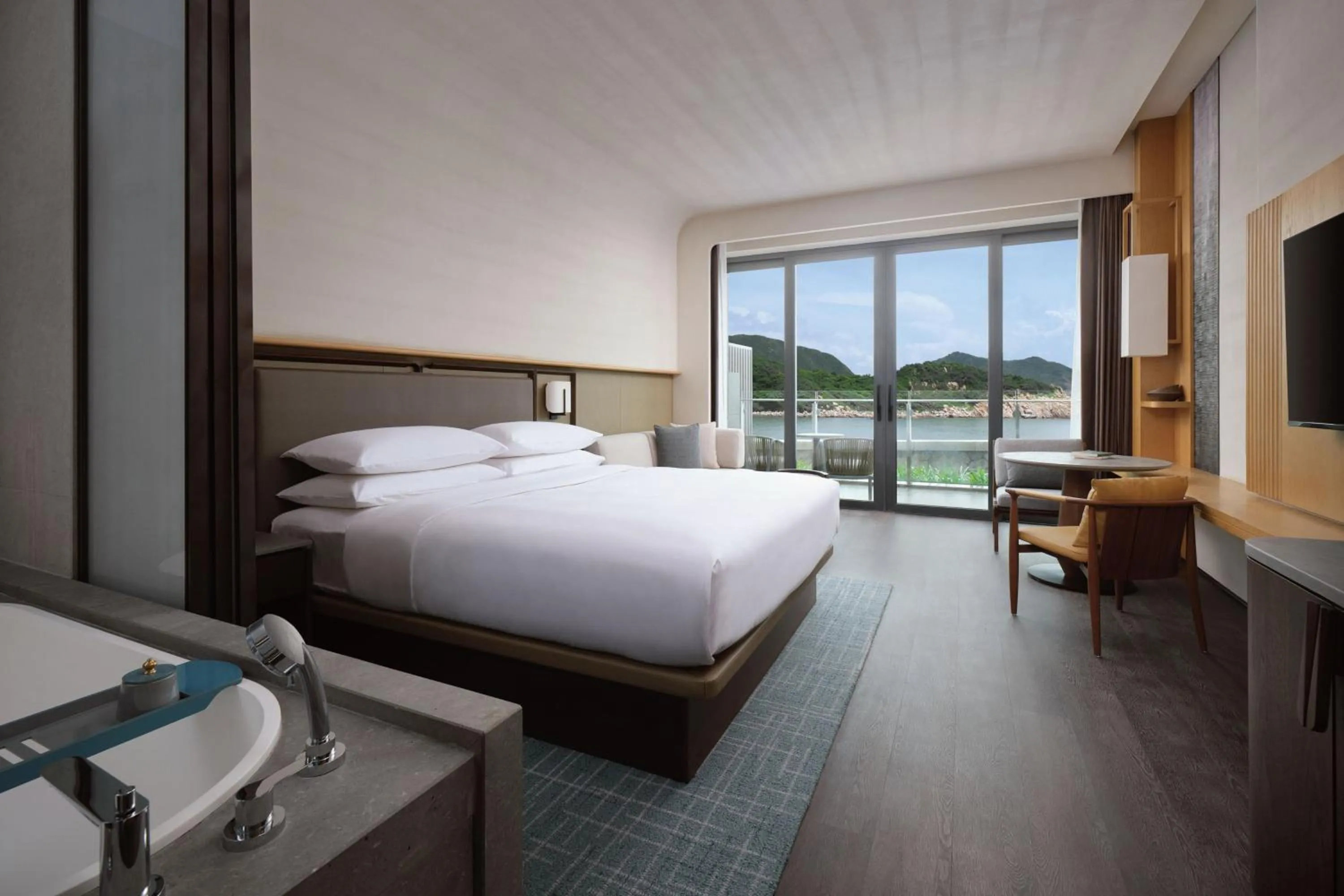 Photo of the whole room, Bed in Zhuhai Dong'ao Island Marriott Resort and Spa