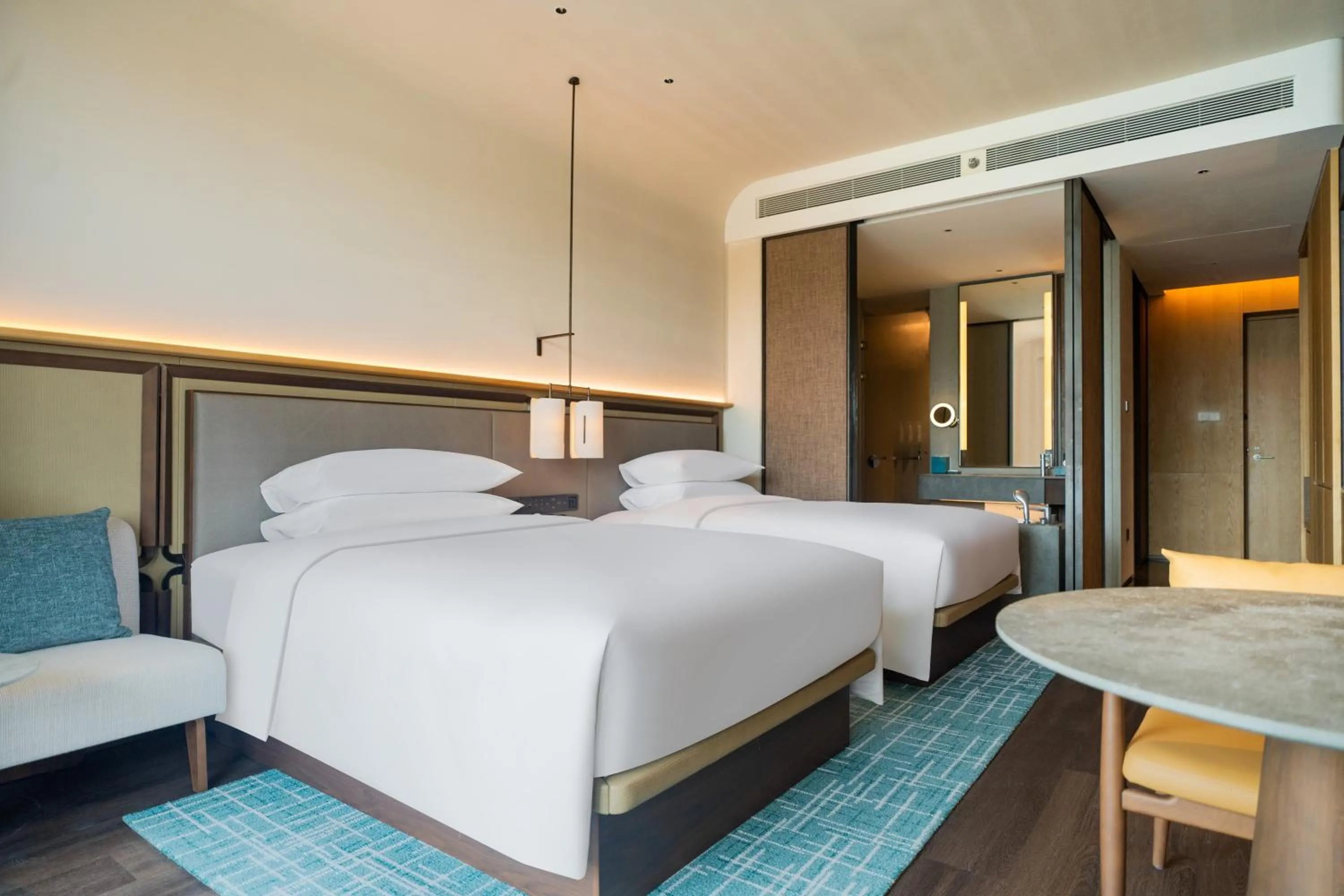 Photo of the whole room, Bed in Zhuhai Dong'ao Island Marriott Resort and Spa