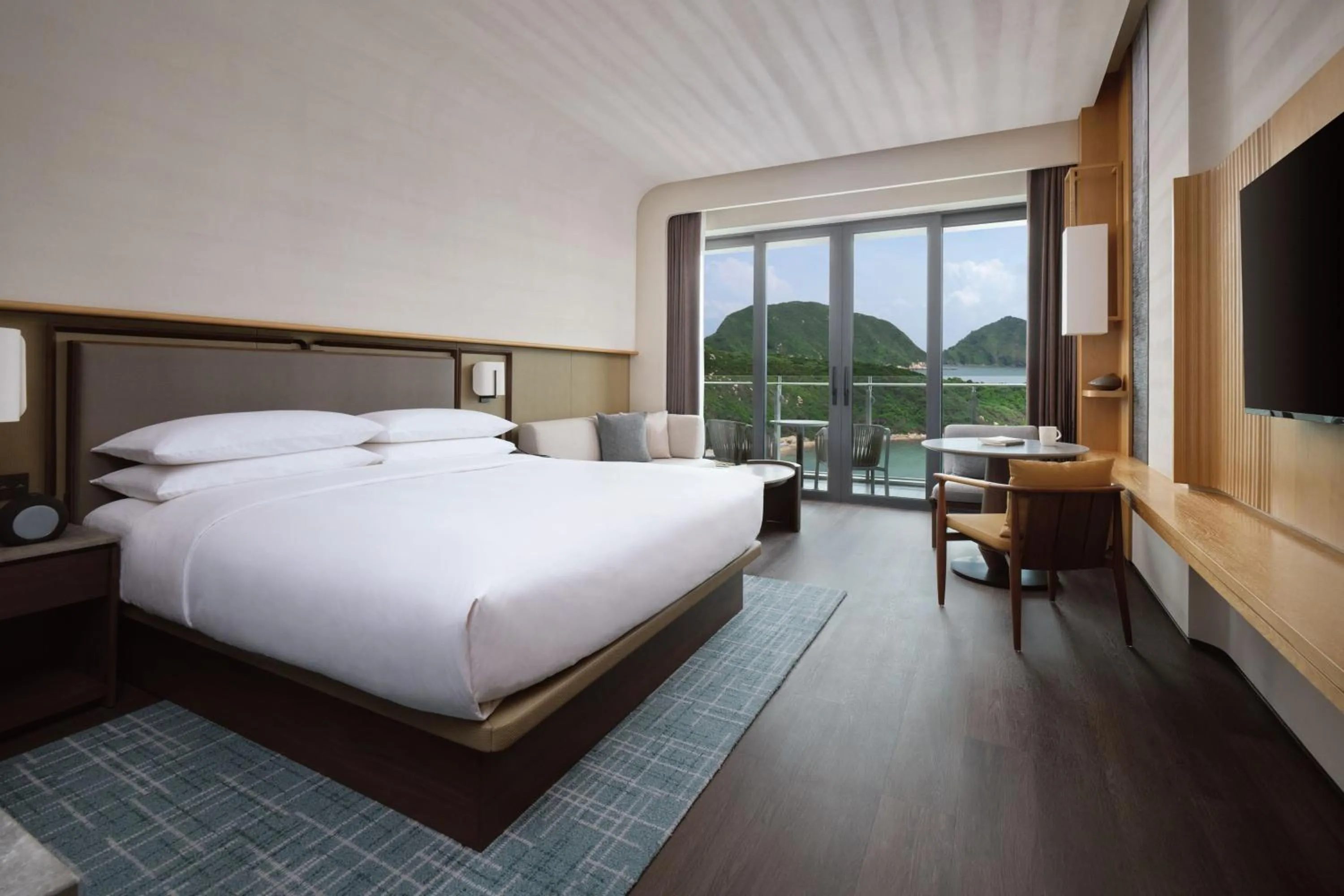 Photo of the whole room, Bed in Zhuhai Dong'ao Island Marriott Resort and Spa