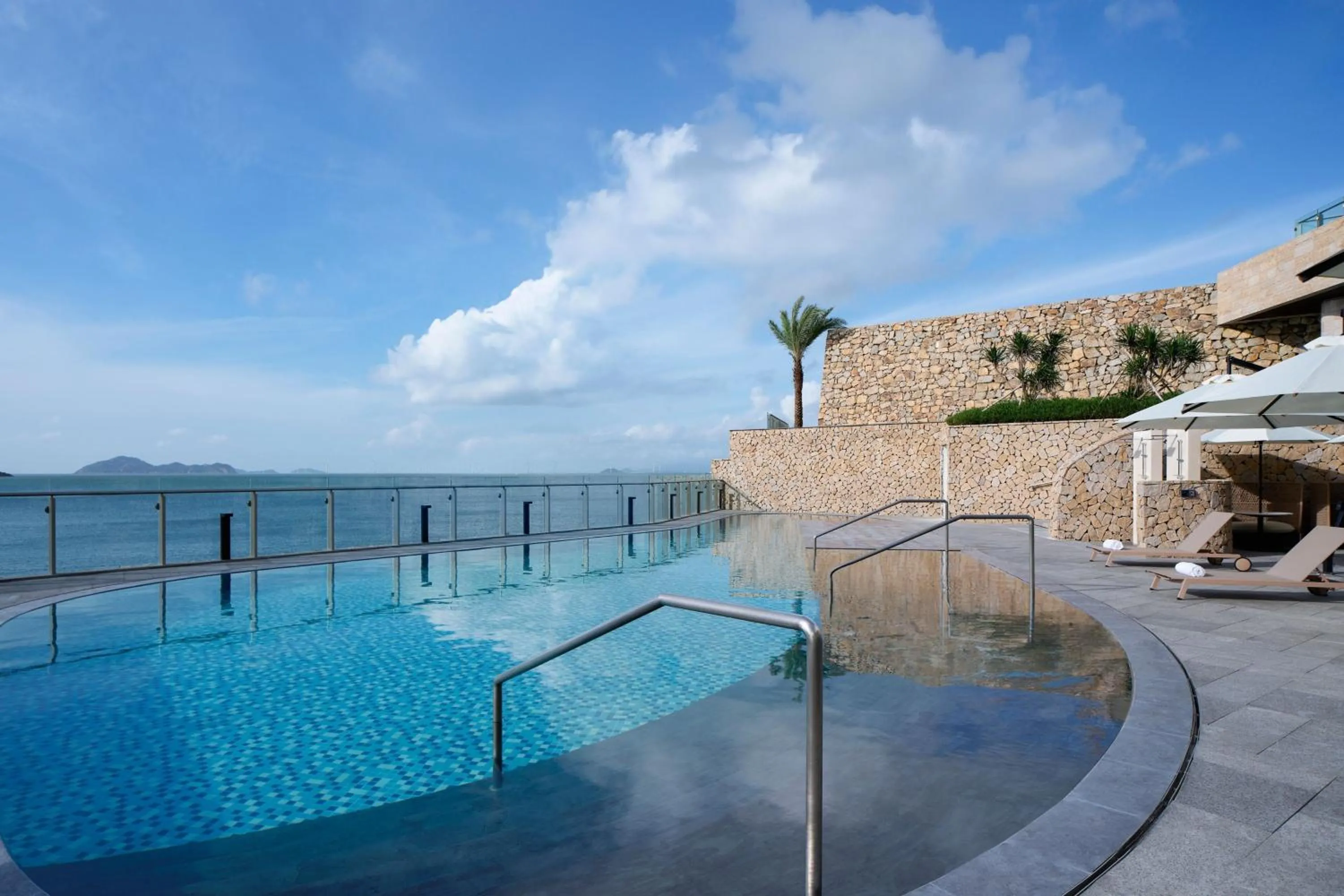 Swimming pool in Zhuhai Dong'ao Island Marriott Resort and Spa