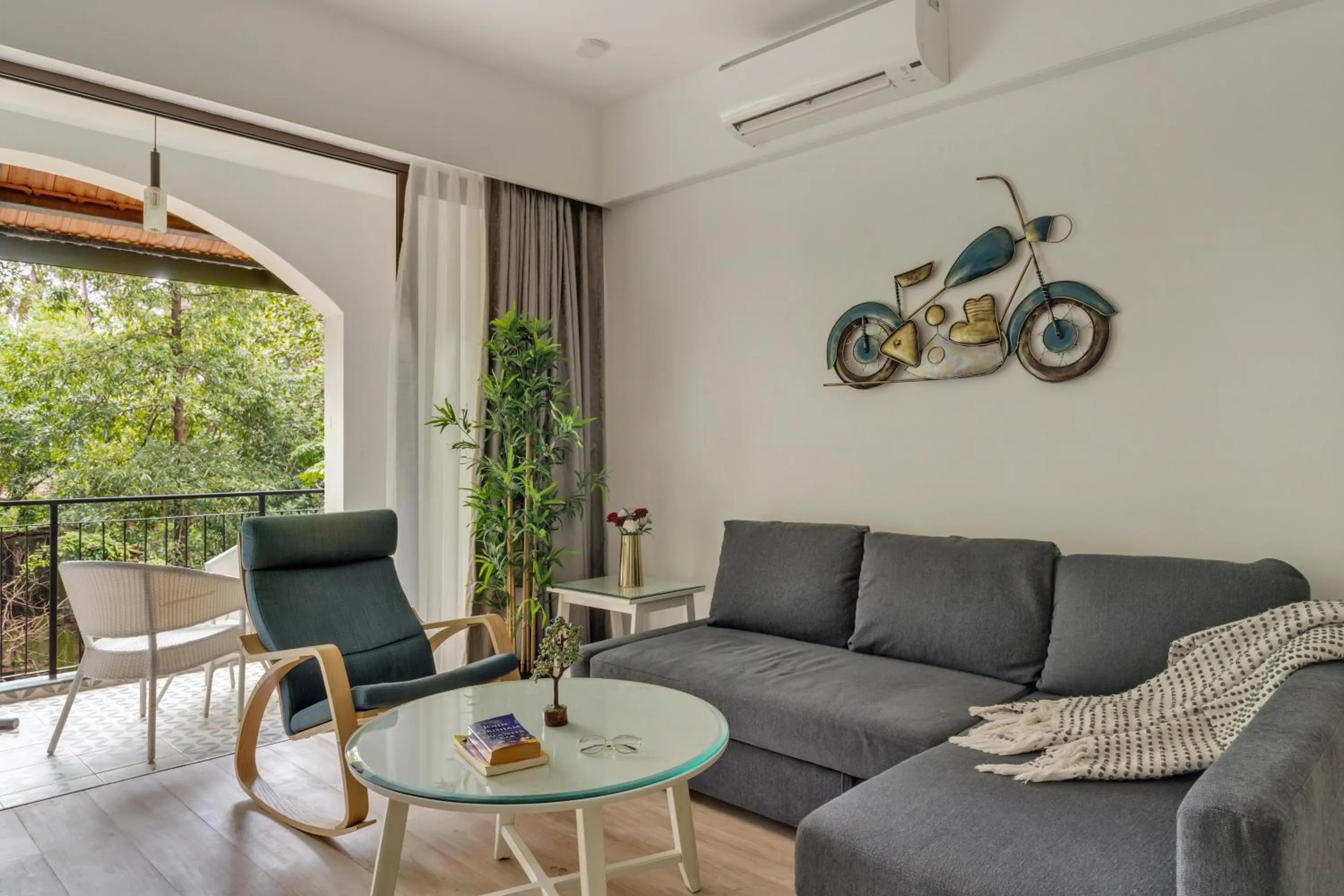 Living room in D'Retreat 1BHK Apartment by tisyastays