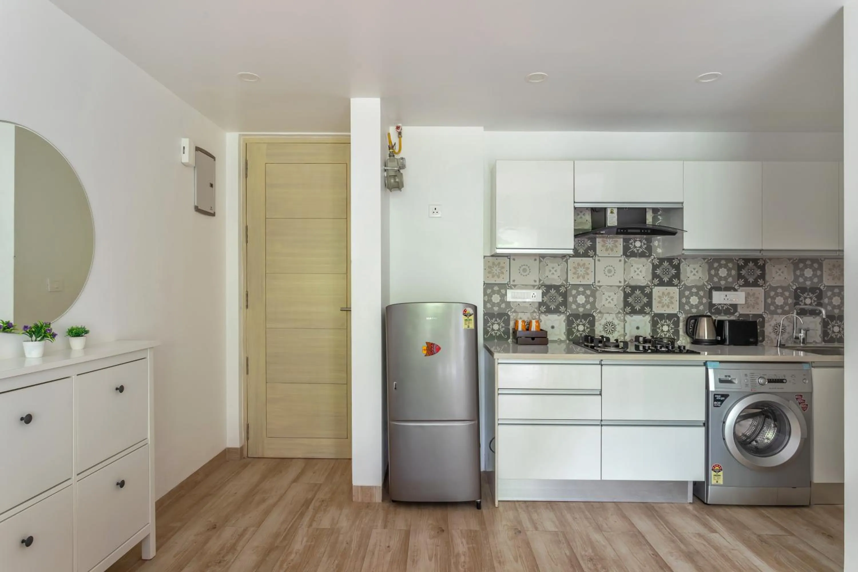 Kitchen or kitchenette in D'Retreat 1BHK Apartment by tisyastays