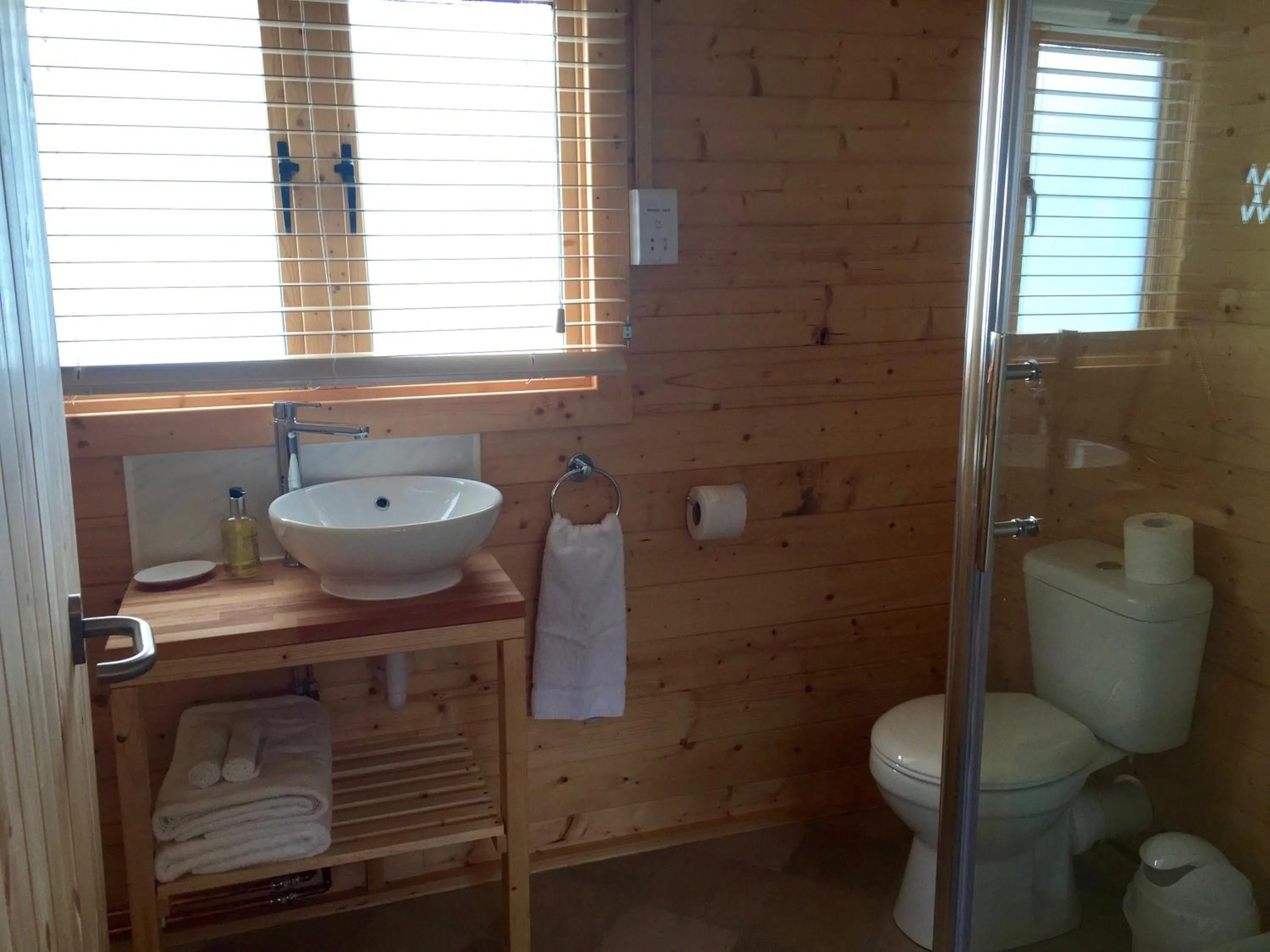 Toilet in Fourwinds B&B