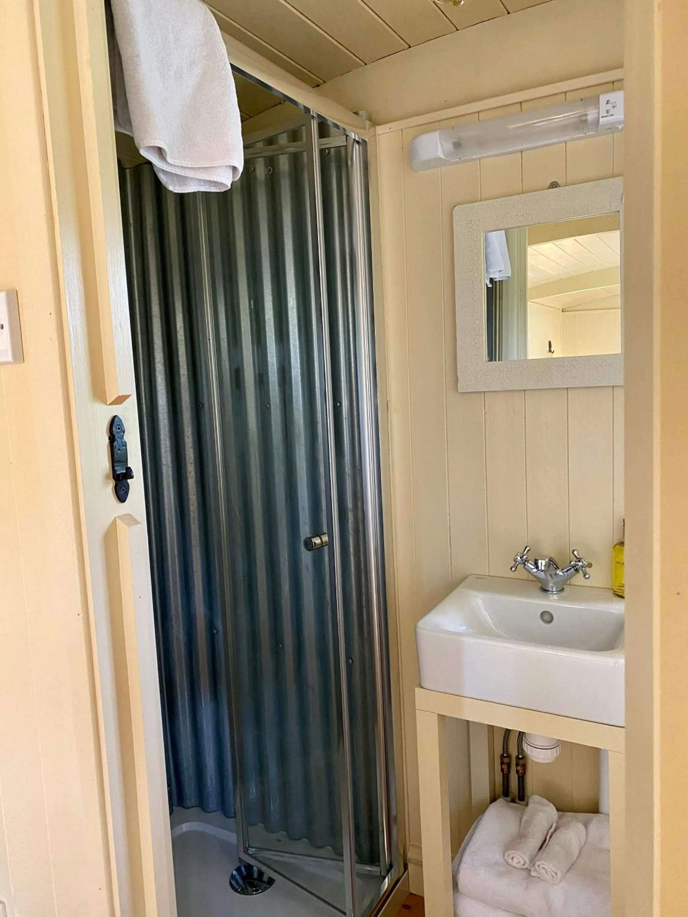 Shower in Fourwinds B&B