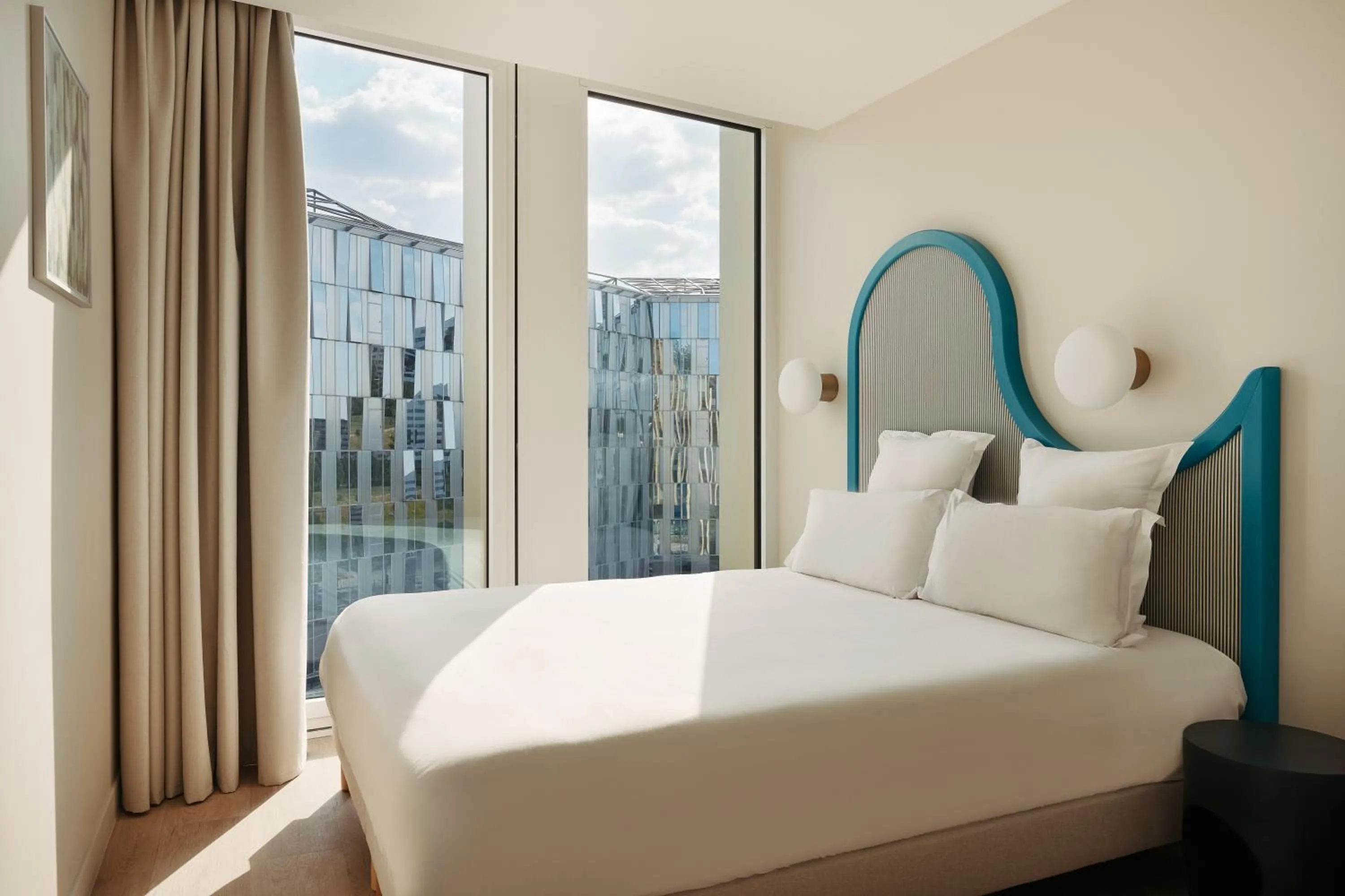 Bedroom, Bed in Edgar Suites Lille - Shake