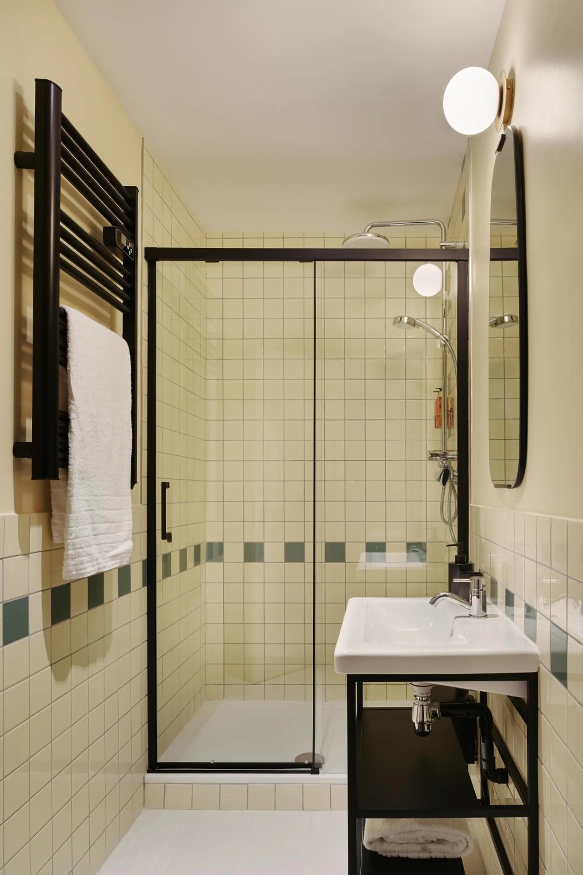 Bathroom in Edgar Suites Lille - Shake