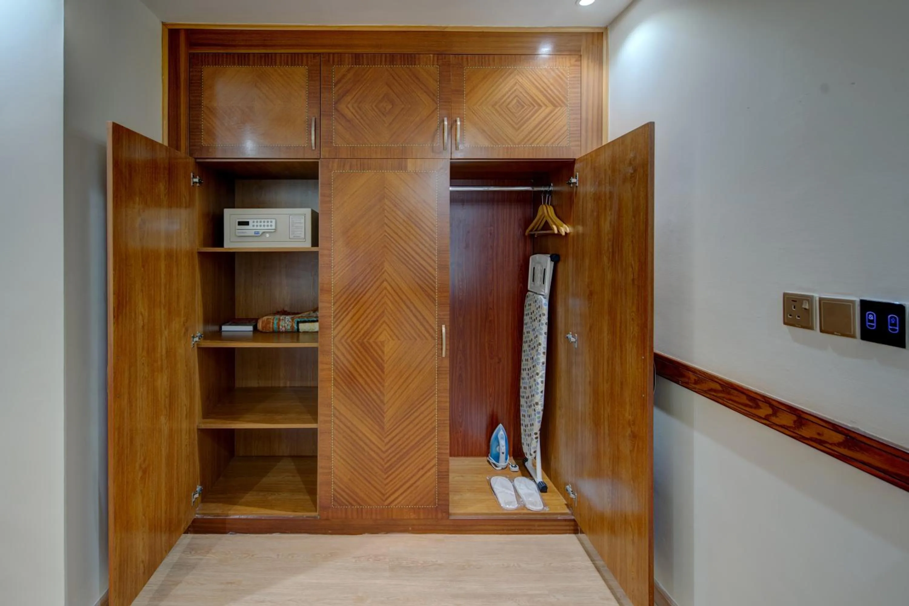 wardrobe in Vendome Plaza Hotel