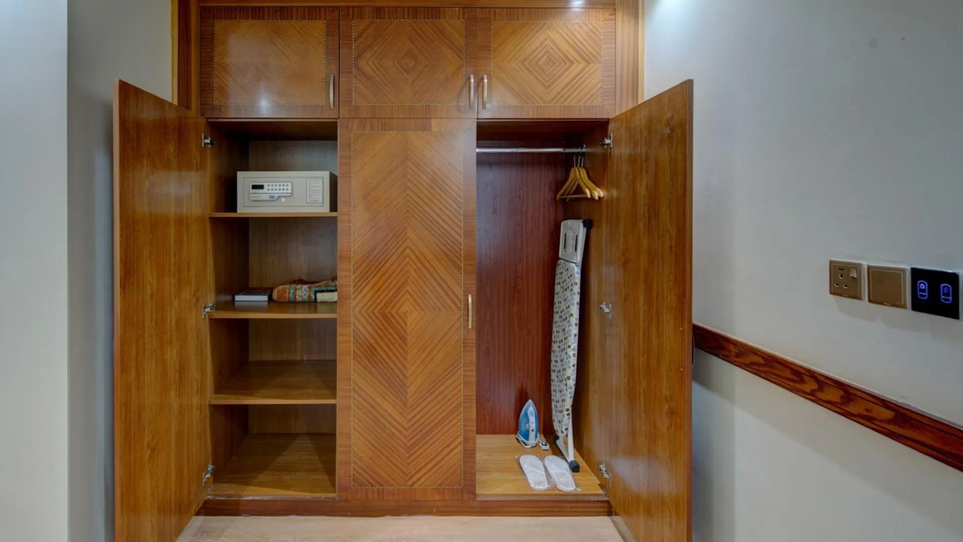 wardrobe in Vendome Plaza Hotel
